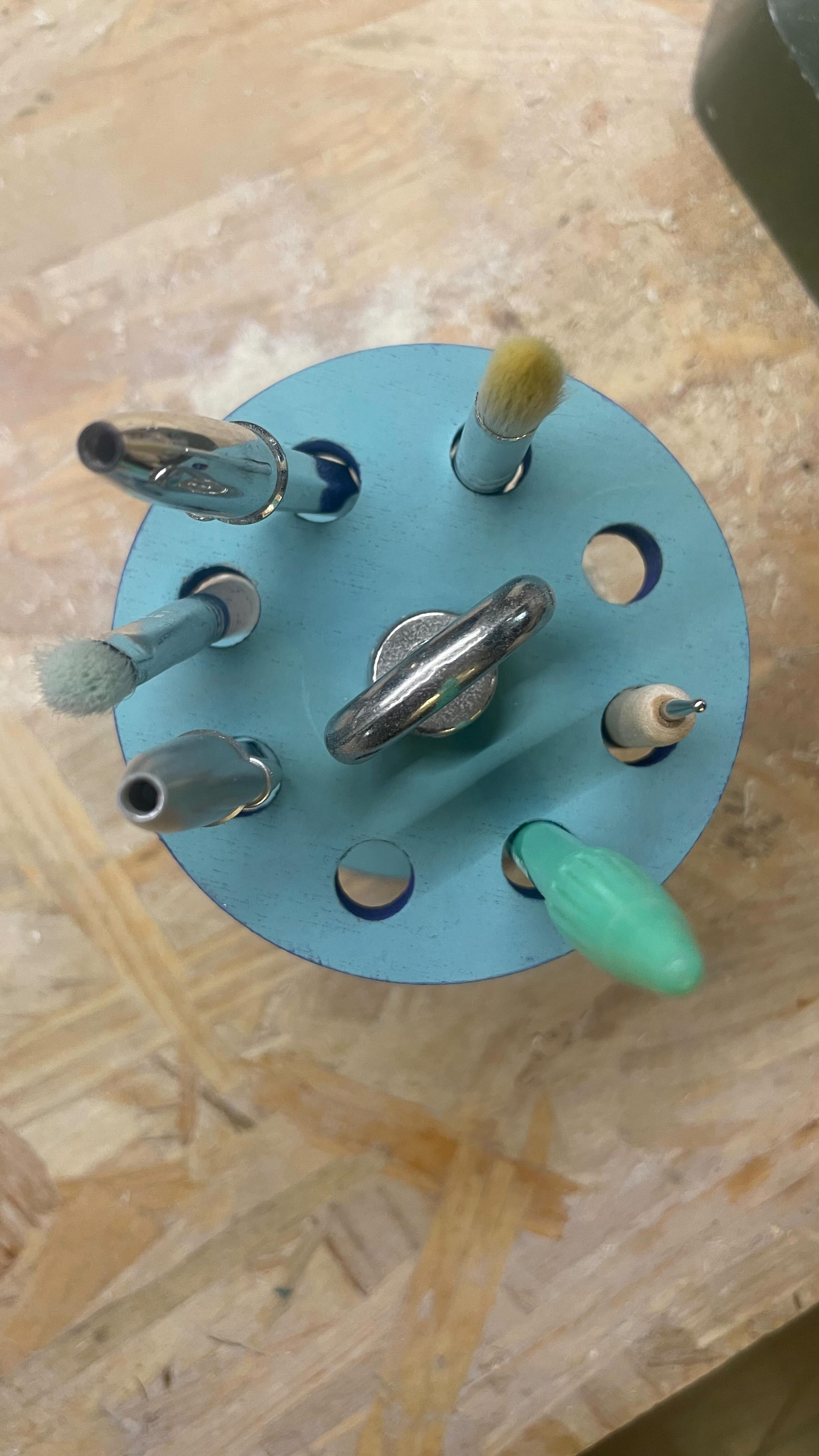 fabrication d’un porte stylo, crayon, pinceau…en bois !
.
#urbafab #woodworking #potacrayon #activitemanuelle #pourvous