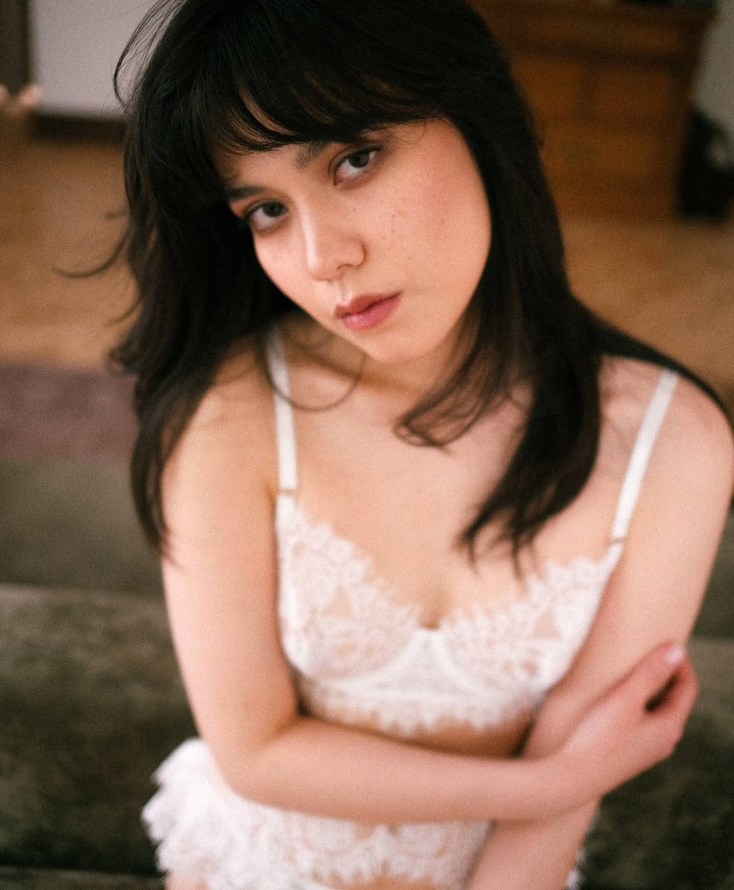 Boudoir/Modelaje Photoshoot
Entre sombras, historia y piel.
De una mujer que no pide permiso para sentirse hermosa.
Que entiende que la elegancia también puede ser atrevida.
Que se para frente a la cámara con seguridad y deja que la luz haga lo suyo.
El boudoir no es sobre mostrar.
Es sobre expresar.
Es sobre recordarte quién eres cuando nadie más está mirando.
¿Tú ya te regalaste una sesión así?
—
📍 Sesiones privadas en estudio
📅 Agenda abierta