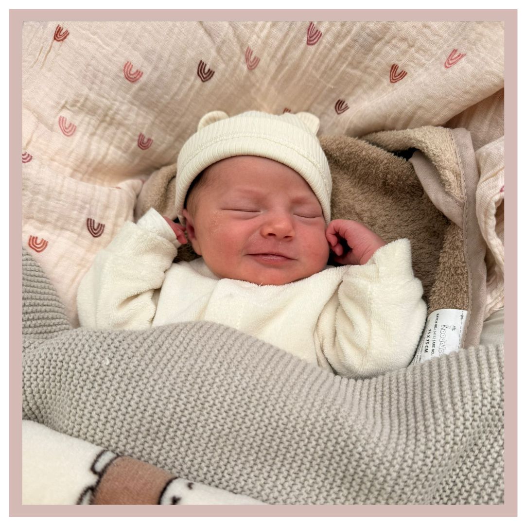 WELKOM LIV! 🩷
Liv is geboren op 10-02-2026 om 03.38 uur, bij 40 weken en 2 dagen. Ze woog 3050 gram.
Het begin van de zwangerschap was spannend voor Kelly en Mike, Kelly had namelijk bloedverlies en het leek er even op dat het een miskraam was. Toen ze later voor een echo kwam bleek gelukkig niets minder waar en zat daar een prachtig, nog heel klein, meisje met kloppend hartje. 🩷
Op 9 februari, net na de middag belde Kelly naar Celeste. 📞 De weeën waren begonnen, maar nog helaas nog niet krachtig genoeg. Mike werd gebeld om toch maar naar huis te komen en Kelly ging nog even rustig onder de douche staan 🚿. Na het douchen werden de weeën steeds krachtiger en was het duidelijk dat de bevalling echt begonnen was, ze spraken Celeste weer die meteen regelde dat Zoë na de overdracht bij hen langs zou gaan. Tijdens het huisbezoek werden de eerste controles gedaan en Kelly bleek al aardig wat ontsluiting te hebben! We besloten meteen naar het kraamhotel te gaan 🏥. In het kraamhotel werden de weeën steeds krachtiger en vorderde de ontsluiting netjes, Kelly en Mike waren een super goed team samen. 💪 Helaas bleef de ontsluiting hangen op 9 cm en besloten we toch wat extra hulp van het ziekenhuis te vragen, Kelly kreeg een morfinepompje om de scherpe randjes van de weeën weg te nemen en kreeg nog extra weeënopwekkers in de hoop dat die laatste cm snel zou gaan. Deze kleine meid besloot om de spanning nog even iets op te bouwen, waardoor het laatste stukje wat langer duurde, maar om 03.38 uur mochten Kelly en Mike haar dan eindelijk echt ontmoeten. 😍
Na de bevalling wilde de placenta niet meteen loslaten en verloor Kelly wat meer bloed dan normaal, ze is hierdoor nog naar de operatiekamer geweest om de placenta geboren te laten worden en het bloedverlies te stoppen (hierdoor had Mike alvast even wat extra knuffeltijd met Liv 💕). Gelukkig herstelde ze snel en konden ze ook snel het ziekenhuis weer verlaten.
Lieve Kelly en Mike, van harte gefeliciteerd met de geboorte van jullie prachtige dochter Liv. Wat waren jullie een goed en geduldig team. Wij wensen jullie veel geluk, liefde en goede gezondheid toe! Liefs! Team Lev 🩷
#babygirl #welkom #bevalling #trots