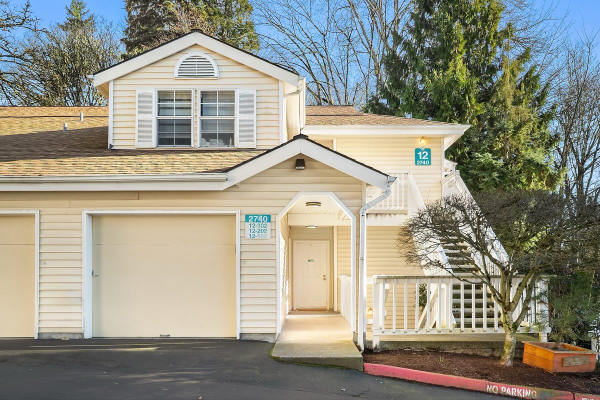AVAILABLE | BELLEVUE | $448,800
• 2 bed | 2 bath
• 885 SF
• entry-level covered access
• individual garage adjacent to unit + 2 more parking passes
• pet friendly
• end unit
• backs to green belt
• Mercer Slough Nature Park directly across the street
• near Park + Ride and South Bellevue LR station
• community clubhouse includes gym + sauna
MLS # 2465873
#justlisted #devonkrusehomes #seattlerealestate #bellevuerealestate