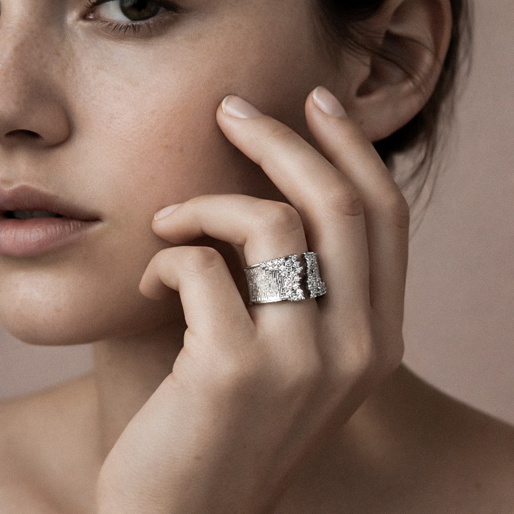 Yüzeydeki izler,
ışıltının kırıldığı çizgiler…
Sessiz ama iddialı.