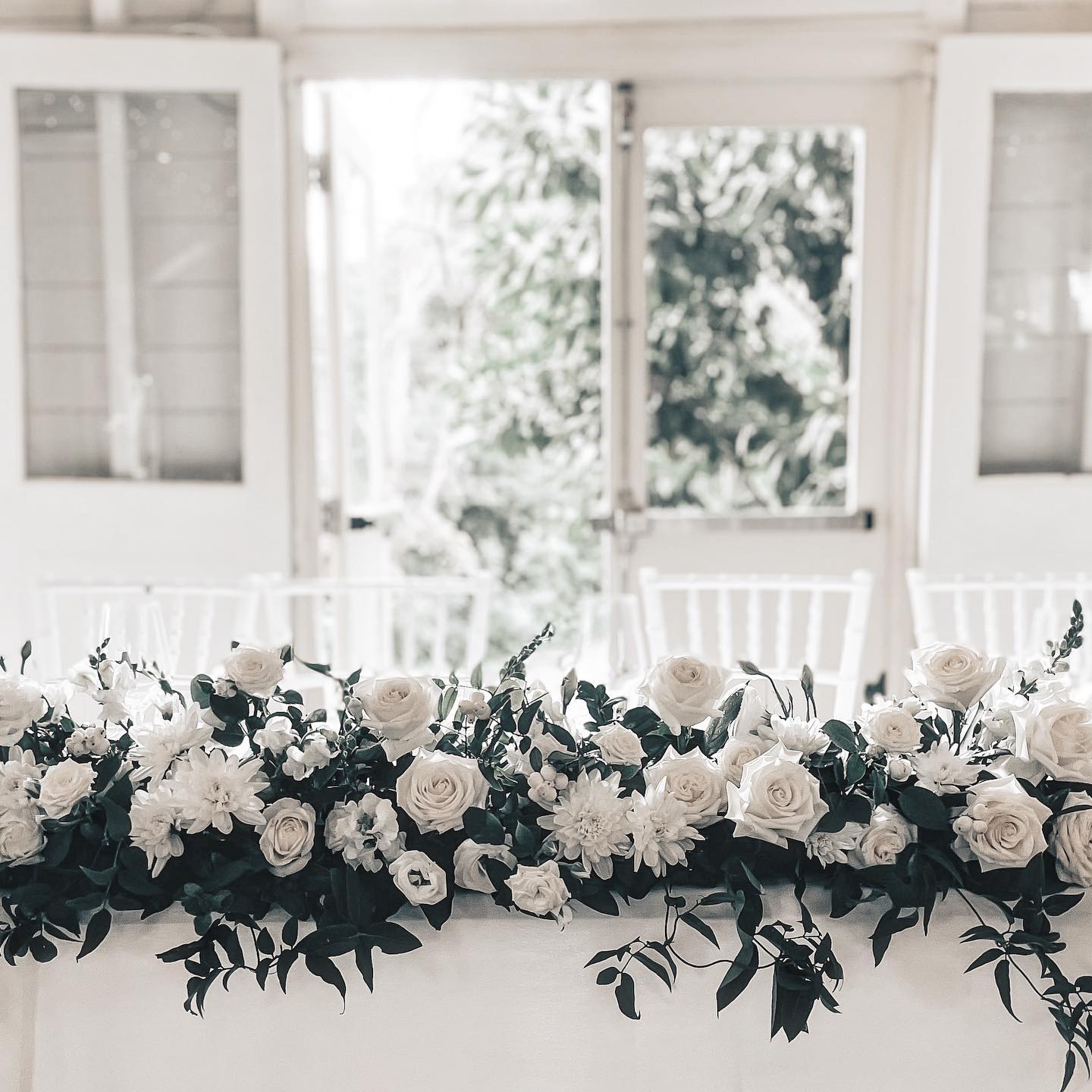 Bridal Table ready 💫 #mosmanwedding #atholhallwedding #northernbeachesflorist #sydneyweddingflorist #sydneyweddingflowers #whiteweddingflowers
