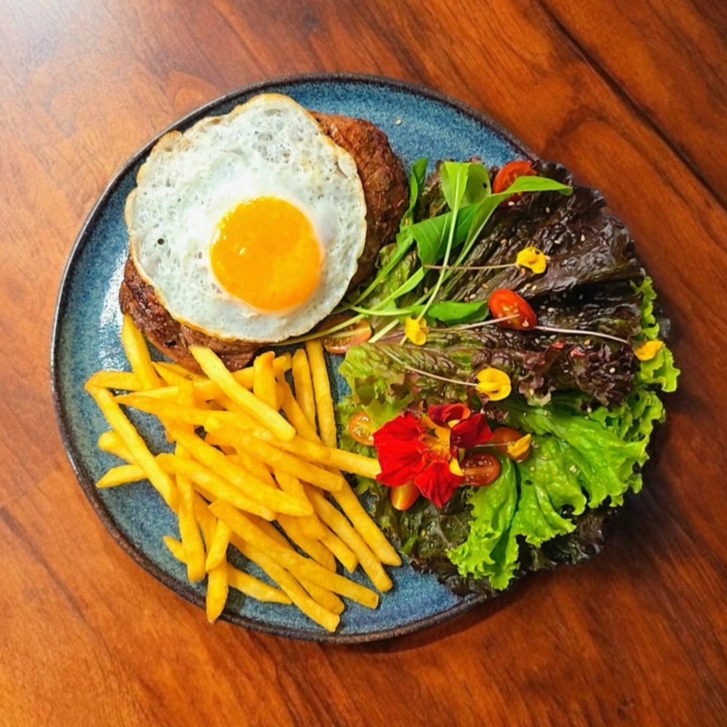 Primeiro se come com os olhos e depois com a boca.
Concorda?
Já está salivando?
Aqui no San Benedetto nós servimos um clássico que não tem como resistir:
Ancho a cavalo.
Mas não é qualquer carne. Servimos 350g de um delicioso ancho da raça angus nacional.
E o acompanhamento é salada de folhas, arroz branco, batata frita e ovo frito.
#bifeacavalo #restaurantemg #restaurantesanbenedetto #serradamantiqueira #restauranteemgoncalves #turismoecultura #goncalves #gonçalves #festivalgastronomico