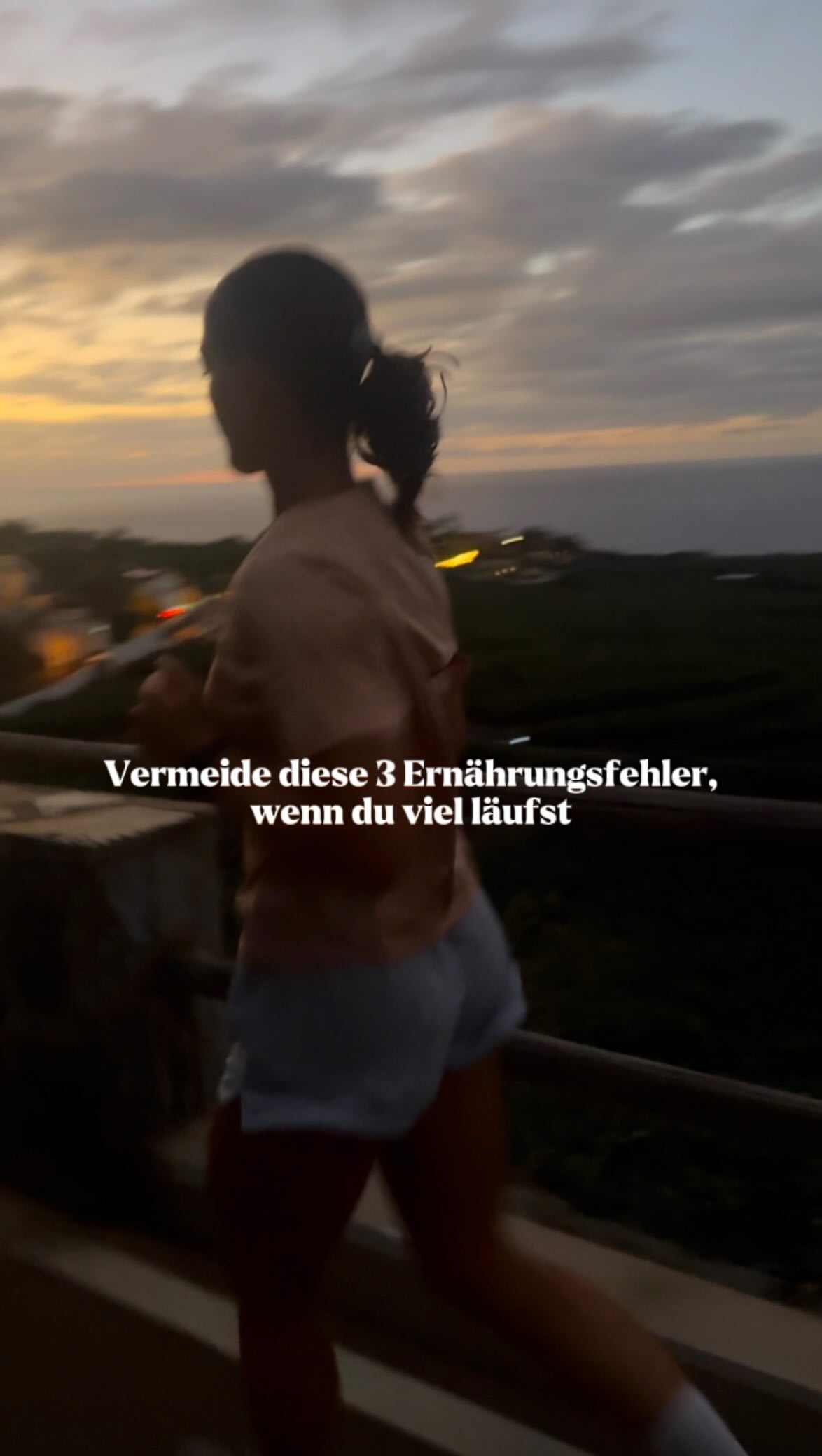 Mit steigendem Laufumfang erhöhen sich auch die Anforderungen an Energie- und Nährstoffzufuhr. Eine unzureichende Versorgung kann die Trainingsqualität, Regeneration, langfristige Leistungsentwicklung & vor allem auch deine Gesundheit deutlich beeinträchtigen!!🙏🏼
Vermeide diese 3 Fehler:
1. Keine Verpflegung bei längeren Einheiten:
Eine gezielte Kohlenhydratzufuhr ist sinnvoll, da die körpereigenen Speicher begrenzt sind. Je nach Dauer und Intensität können etwa 30–90g Kohlenhydrate pro Stunde dazu beitragen, die Belastung aufrechtzuerhalten und eine vorzeitige Ermüdung zu vermeiden.
2. Isolierte Nährstoffe im Anschluss ans Training:
Auch nach dem Training ist die Kombination aus Kohlenhydraten & Protein entscheidend, um Energiespeicher wieder aufzufüllen und die muskuläre Regeneration zu unterstützen. Eine einseitige Zufuhr erfüllt diese Anforderungen nur teilweise.
3. Zu wenig essen:
Mit zunehmendem Trainingsvolumen steigt zudem der Gesamtenergiebedarf. Eine dauerhaft zu geringe Energiezufuhr kann nicht nur die Leistungsfähigkeit im Training reduzieren, sondern sich auch im Alltag durch anhaltende Müdigkeit oder Erschöpfung bemerkbar machen. Zusätzliche Snacks oder flüssige Mahlzeiten können helfen, eine ausreichende Zufuhr sicherzustellen.
Folg mir gern für mehr @franziska.hadaschik ⚡️
#sporternährung #ernährung #marathonvorbereitung #laufen #essen