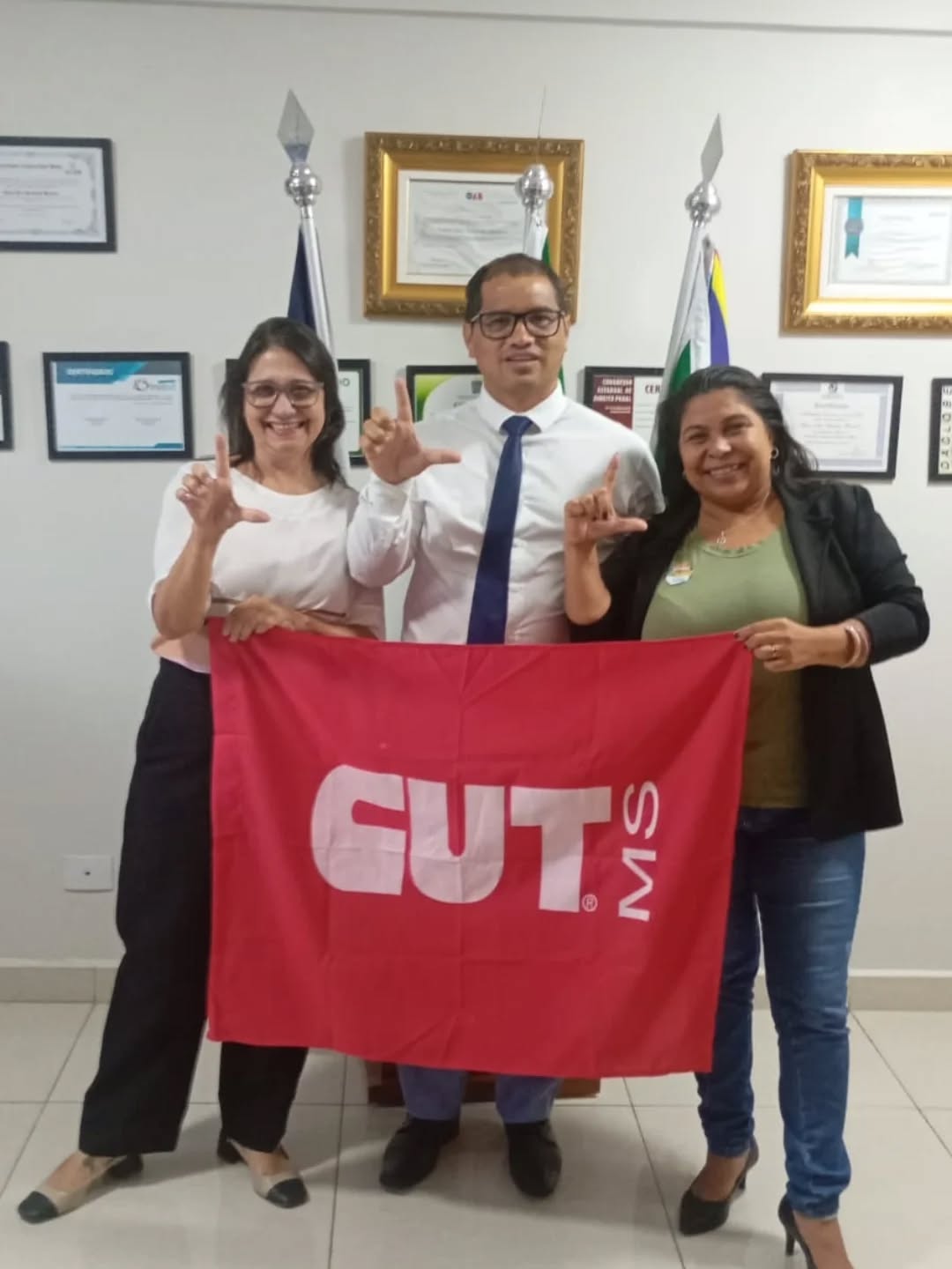 LUTA E REPRESENTATIVIDADE! ✊🥖
O SINDMASSA MS @sindmassams segue na linha de frente pela valorização de quem trabalha!
Recebemos em nossa sede a Vereadora @luiza.ribeiro.g (PT) e lideranças da @cutmsoficial para uma reunião decisiva sobre o Piso Salarial Regional 2026.
Sob a liderança do nosso presidente, Dr. Fábio Bezerra @fabiosalomao89 , discutimos estratégias para garantir que os trabalhadores de Mato Grosso do Sul tenham salários dignos e direitos preservados.
Com o salário mínimo nacional agora em R$ 1.621,00, nossa meta é avançar ainda mais, buscando sempre o ganho real e melhores condições para nossa categoria e de todos os trabalhadores do MS.
A presença da Vereadora Luiza Ribeiro e da CUT MS reforça a força política do SINDMASSA MS no nosso Estado.
Juntos, somos a voz de milhares de famílias que buscam justiça social e reconhecimento.
O SINDMASSA não para.
Onde houver um trabalhador, estaremos lá defendendo seus direitos!
👉 Leia matéria na íntegra no nosso Site:
https://www.sindmassa-ms.org.br/post/sindmassa-ms-articula-avanços-no-piso-salarial-em-reunião-estratégica-com-vereadora-luiza-ribeiro-e
#SINDMASSAMS #PisoSalarial #TrabalhadorMS #DrFabioBezerra #LuizaRibeiro CUT JustiçaSocial MatoGrossoDoSul SindicatoForte SalarioMinimo2026