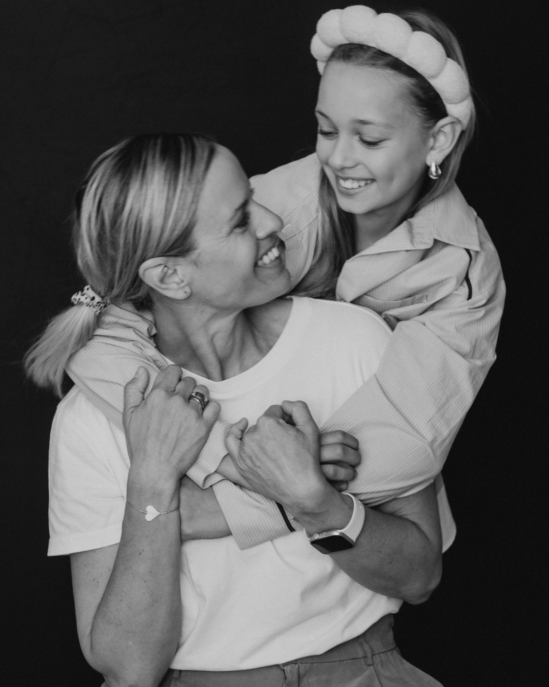 Muttertagsspecial:
Weil es im letzten Jahr so ein schöner Tag war, tun wir‘s nochmal: Wir gestalten mit Euch einen besonderen Tag mit deinem Kind 💕
Es gibt wieder eine Fotosession mit mir, süße Naschereien mit @vegane.essfreude und @bloomingspace gestaltet diesmal mit euch Porzellan ✨
Wir starten entspannt um 12 Uhr und verbringen mit euch den Nachmittag. Die Plätze sind wieder begrenzt & wir freuen uns über alle, die dabei sind!
Natürlich richtet sich das Angebot nicht nur an Mädchen-Mamas! 🫶🏻
Anmeldung über @bloomingspace