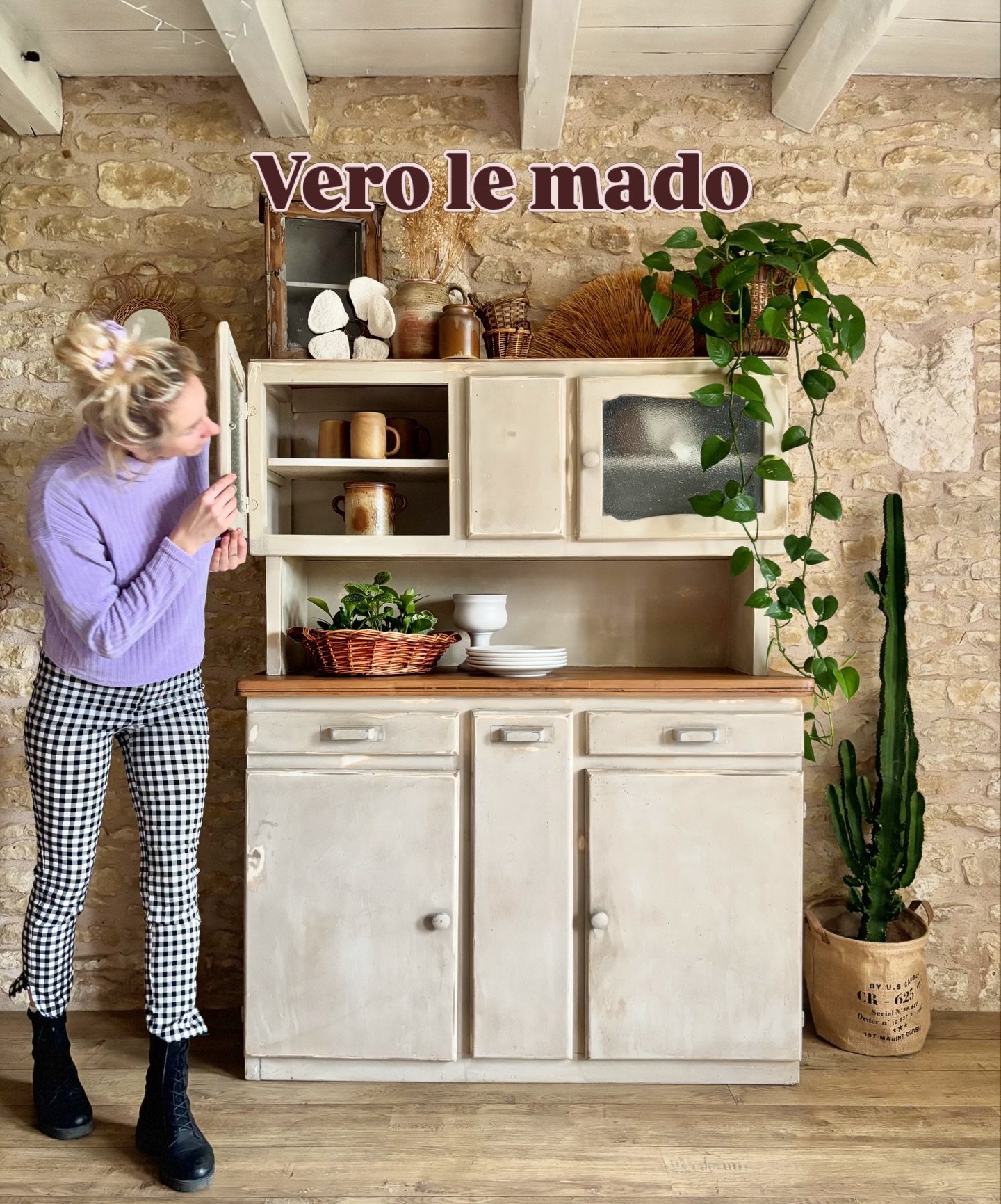 Vero le mado est dispo 🤎
Longueur : 129,5cm
Hauteur : 165cm
Profondeur: 46cm
🏷️560€
Les étapes de rénovation:
-Retrait du vinyle à l’intérieur des tiroirs à l’aide d’un décapeur thermique.
-Retrait des deux plateaux des deux parties différentes et remplacement de ces derniers par découpe de bois.
- ponçage au grain 120 (intérieur et extérieur).
-Brou de noix sur le plateau du buffet.
-2 couches de vernis sur le plateau du buffet bas.
-Ajout de brou de noix sur la patine afin de tendre sur une peinture + beige que grise.
-nettoyage des placards et de l’intérieur après le ponçage.
📦 Retrait au showroom « Chez Louisette » gratuit au 326 AVENUE DE PARIS 79000 Niort sur les horaires d’ouvertures (lundi et vendredi de 12h00 à 18h30 et le samedi de 10h00 à 18h30). Merci de nous indiquer la date et l’heure du retrait et de vous organiser concernant la manutention.
🚚Livraison possible dans les 60km avec supplément.