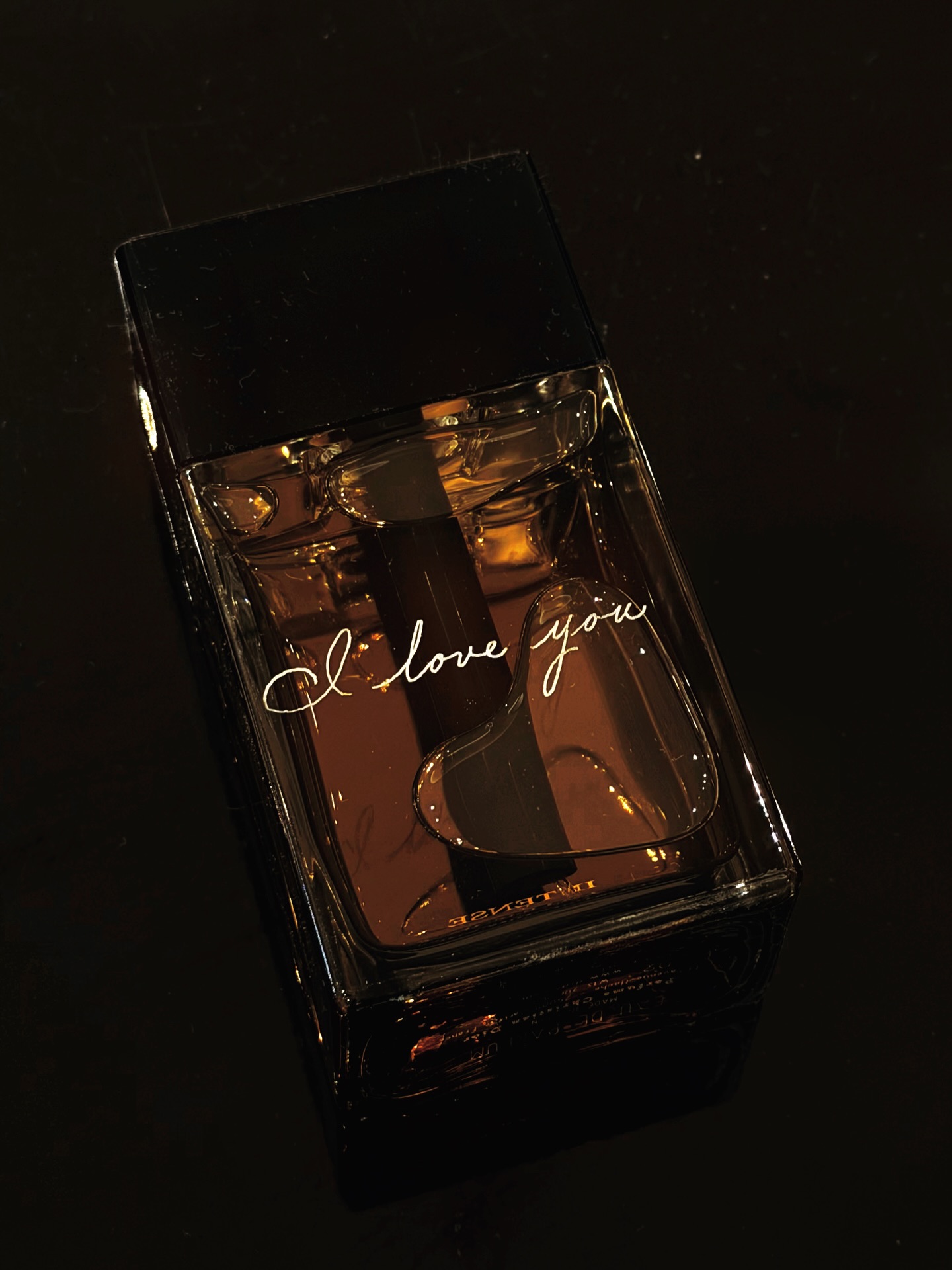 For Valentine’s Day, I was invited by Dior to add my calligraphy engraving to purchases. I engraved a Bottle of Dior Homme and when I made an attempt to photograph my work, I discovered a little heart shaped bubble floating in the perfume.
If you know me, you know I collect accidental hearts and this one was a perfect addition to my collection.
To me those little hearts are a reminder that love truly reveals itself in the smallest details 💫❤️
Jaaa, ik ontdekte een nieuw exemplaar voor mijn verzameling van toevallige hartjes. Ik spaar ze nu al een jaar of 10 en bewaar ze in een apart mapje in mijn fotorol. Elke nieuwe ontdekking geeft me zo’n instant geluksgevoel 🥰
#accidentalheart #calligraphyengraving #graveren #perfumephotography #modernscript