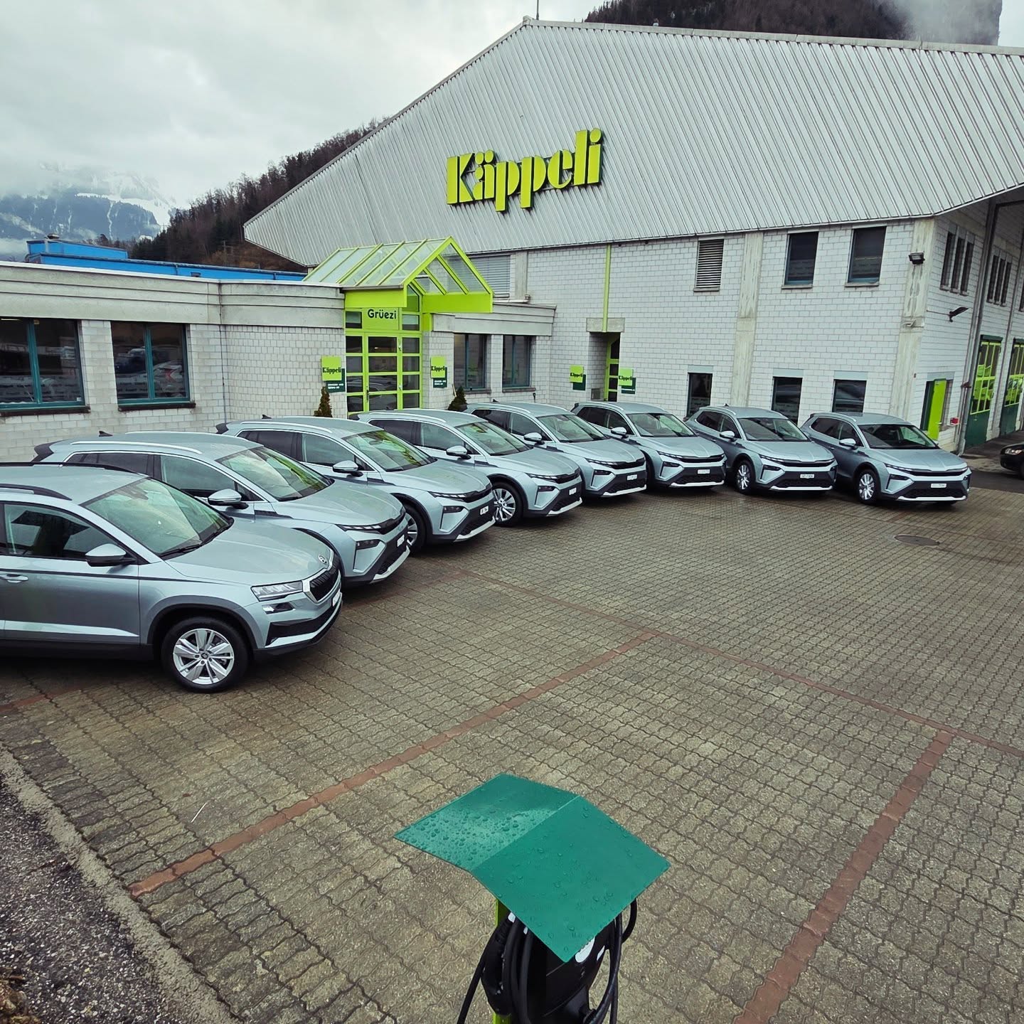 Heute konnten wir einen weiteren Schritt in Richtung nachhaltiger Mobilität machen.
Die Käppeli Strassen- und Tiefbau AG Schwyz hat ihre bisherigen Dienstwagen im Aussendienst durch acht neue Fahrzeuge von Škoda ersetzt: sieben vollelektrische Škoda Elroq 85X sowie ein Škoda Karoq mit effizientem 2.0‑Liter‑TDI‑Motor.
Die neuen Fahrzeuge stehen unseren Bauführern sowie der Geschäftsleitung zur Verfügung und unterstützen uns dabei, unseren Arbeitsalltag moderner, leiser und umweltfreundlicher zu gestalten.
Damit die Elektromobilität im Betrieb reibungslos funktioniert, haben wir auch unsere Ladeinfrastruktur im Werkhof erweitert und modernisiert. Die Umsetzung erfolgte in enger Zusammenarbeit mit EBS Schwyz, Elektro Reichmuth in Ibach sowie der Škoda‑Garage Gianella in Seewen.
Wir bedanken uns herzlich für die professionelle Kooperation und freuen uns sehr über diese zukunftsorientierte Neuanschaffung.
@ebs.swiss @reichmuthelektrik @skoda_switzerland
@skodagram
#kaeppelischwyzag #skoda #neu #elektromobilität #zukunft