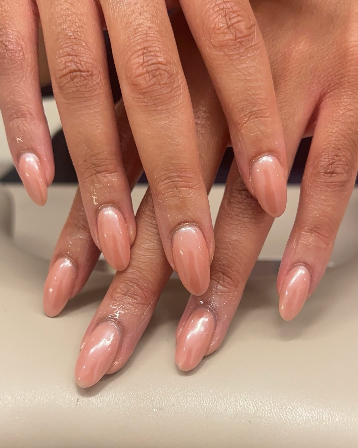 Chrome, always.
The glazed donut finish isn’t going anywhere — sheer, high-shine, and effortlessly put together. It works in meetings all week and still makes sense for cocktails after.
BIAB + chrome at The Glow Bar. Simple, classic, done properly.
#GlazedDonutNails #ChromeNails #LondonNails #CityOfLondonBeauty #TheGlowBar BIABNails MinimalNails HighShine