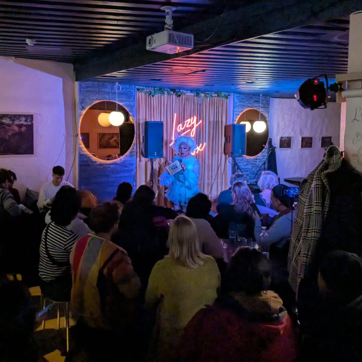 I had the pleasure of MC’ing @helstandupleague 's monthly comedy night. My first time hosting a comedy club 🙈 and I loved every minute! Huge thanks to everyone who came out, the producers for the invite, and that amazing lineup ❤️
📸 @sofiko_stst (1&4) and @cansu.pylkkanen