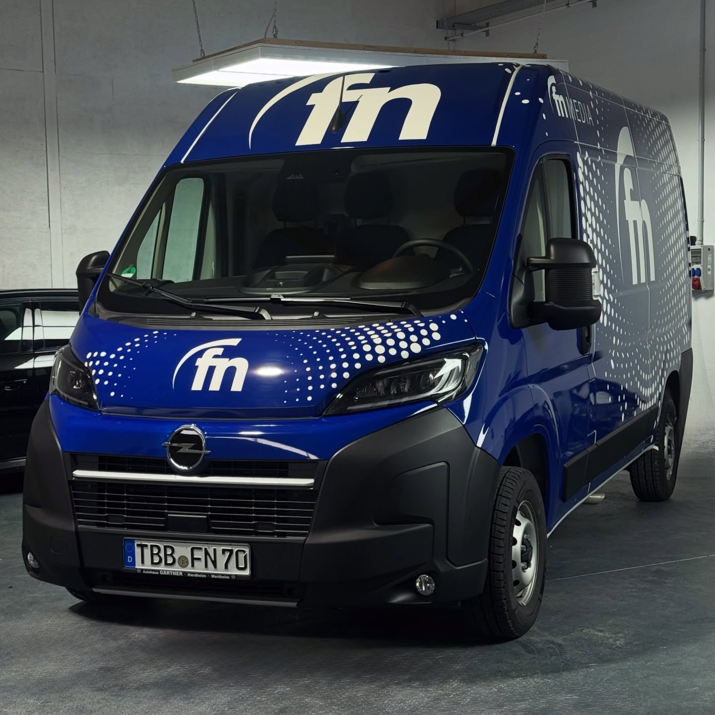 Full wrap in complete digital print for maximum brand presence 🚐✨
The design was provided by the client – we took care of the professional implementation using high-quality digital printing.
From production to precise installation, the result is a durable vehicle wrap with strong visual impact in daily use.
Ideal for companies looking to efficiently use their mobile advertising space and make their brand stand out on the road.
✔️ Client-provided design
✔️ High-resolution digital print
✔️ Precise installation
✔️ Durable film solution
Branding that moves.
#fahrzeugfolierung #digitaldruck #carwrap #fahrzeugwerbung #werbetechnik