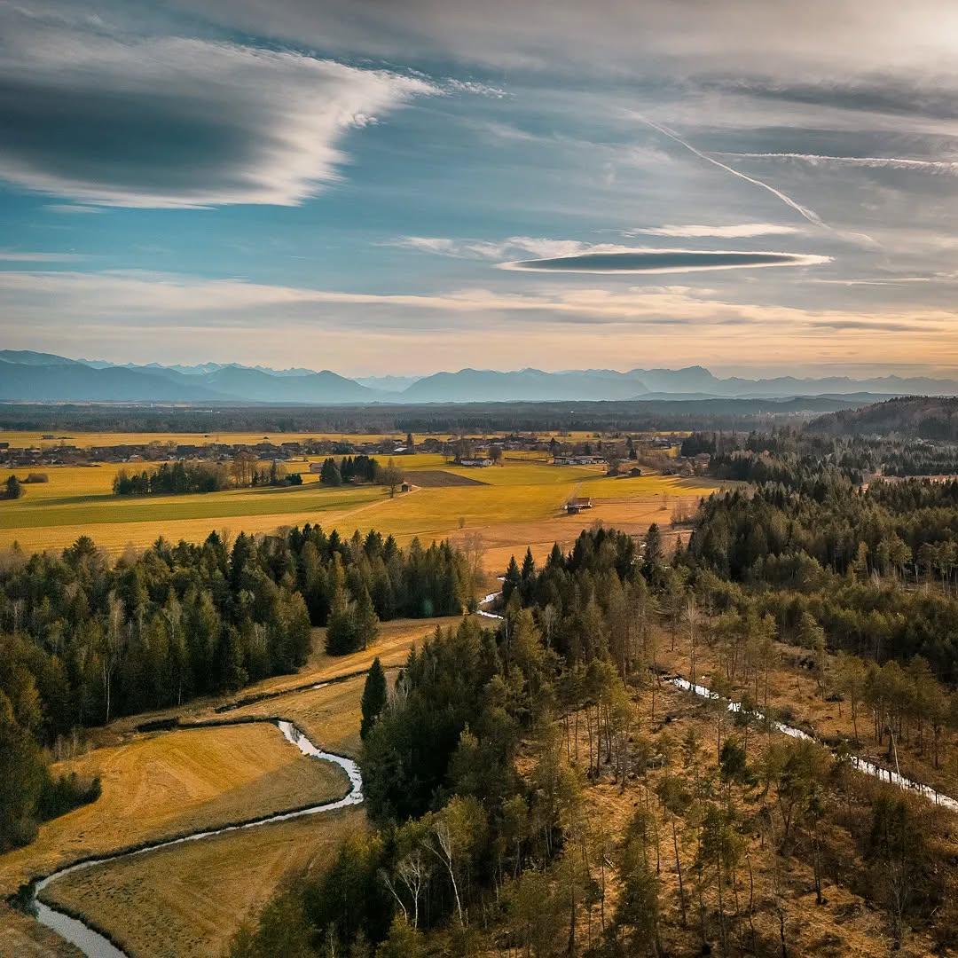 Vom Eglinger Filz in die Alpen
.
.
.
.
.
#alpen #alpenliebe #alps #zugspitze #mountains #mountainlovers #mountain #moor #filz #eglin #marsh #marshland #uav #drohne #luftbild #drohnenfotografie #drohnenflug #fineartphoto #fineartphotographer #fineartphotography #landscapephotography #landscape #landscape_lovers #landscapearchitecture #dji #djimini3 #djımini3pro #djimini3prophotography #bhop_photography #fineartphoto