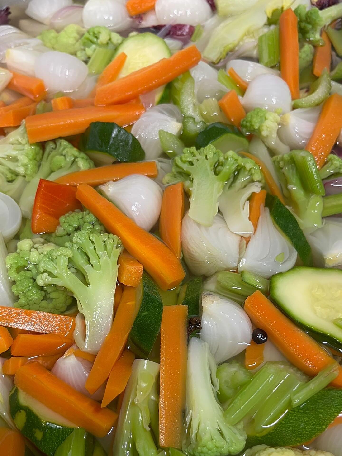 Giardiniera fatta in casa.
Verdure croccanti,
agrodolce equilibrato,
tempo e pazienza.