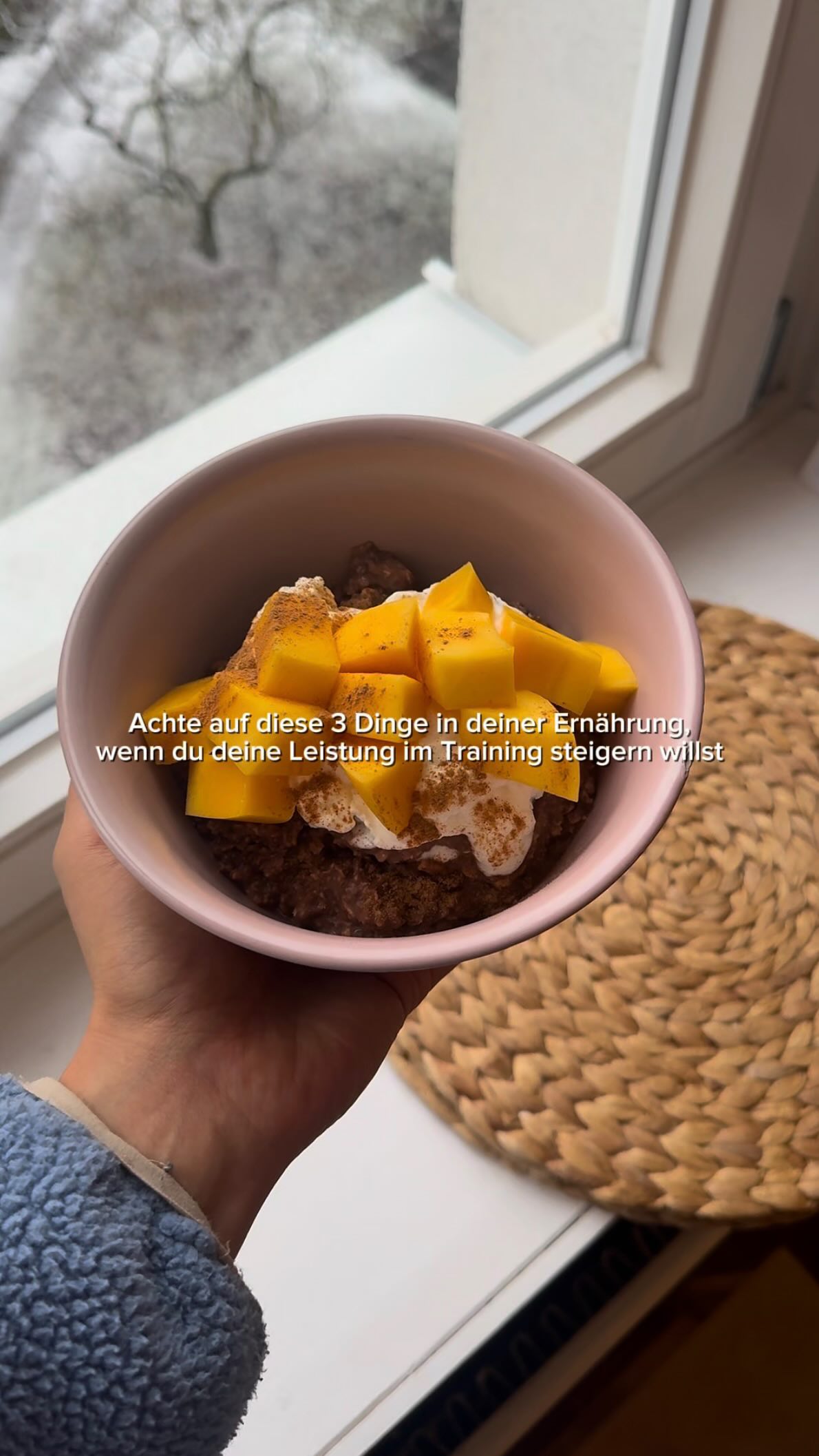 Leistungsfähigkeit im Training ist das Ergebnis aus Kontinuität, Timing & einer ausreichenden Energieverfügbarkeit!!⚡️
1. Energie im Training beginnt nicht erst am Trainingstag:
Kontinuität ist alles. Das Essen am Vortrag spielt eine zentrale Rolle für Belastbarkeit und Trainingsqualität. Wird am Tag zuvor zu wenig gegessen, nicht die Nährstoffe, die du brauchst, die Glykogenspeicher nicht ausreichend aufgefüllt oder das Essen nach dem Training ausgelassen, leidet die Leistung im Training am Tag danach drastisch.
2. Zeitlicher Abstand zur letzten Mahlzeit:
Der genaue Abstand hängt von der Mahlzeit & individuellen Verträglichkeit ab. Ist die letzte Mahlzeit aber >3h vor Trainingsstart her, kann sich das in schnellerer Ermüdung oder einer höheren wahrgenommenen Anstrengung äußern. Hier bietet sich ein zusätzlicher Snack an, um bestmöglich Energie zu haben und nicht auf Sparflamme zu trainieren.
3. Der „richtige“ Snack davor:
Ein gezielt gewählter Snack kann dazu beitragen, die Energiespeicher zu ergänzen und die wahrgenommene Anstrengung zu reduzieren. Ist der Snack kurz davor, sollte er nicht zu fettig, nicht zu protein- und auch nicht zu ballaststoffreich sein, sondern reich an leicht verdaulichen Kohlenhydraten – Banane, Reiswaffeln (nicht nur eine) mit Honig, Datteln oder andere Trockenfrüchte, ... Wird ein solcher Snack aber ~2h vor Trainingsbeginn gegessen, fällt die Energie bis Trainingsstart höchstwahrscheinlich bereits wieder ab.
*Bonus für Sportlerinnen:
Je nach Zyklusphase braucht man mehr oder weniger und auch öfters etwas zu essen. Höre da auf deinen Körper und arbeite mit, nicht gegen ihn!!
#sporternährung #preworkoutmeal #preworkoutsnack #performance #ernährung