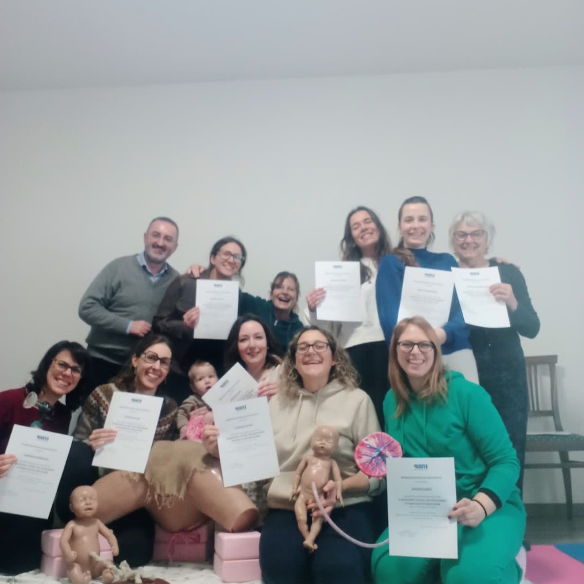 Nel week end si è concluso il secondo corso di emergenze ostetriche, rivolto soprattutto alle ostetriche libere professioniste 👩⚕️💗
Un percorso pensato per acquisire le competenze che permettono di accompagnare una coppia nel momento più potente della vita: la nascita ✨
Un parto vissuto con serenità può cambiare il futuro di un’intera famiglia… ed è questo il motivo che ci guida ogni giorno 💫
Tanta formazione grazie ai nostri docenti straordinari,
il dottor Massimo Alosi, la dottoressa Simona Nava e l’instancabile ostetrica Ivana Arena, ma anche confronto, crescita, emozioni… e tante risate! 😄💬
Un grazie speciale a Doctors&Doulas per aver reso possibile tutto questo. Ne siamo orgogliosi! 🤍. #emergenzeostetriche #formazioneostetrica #ostetrichelibereprofessioniste #crescitaProfessionale #partoSereno