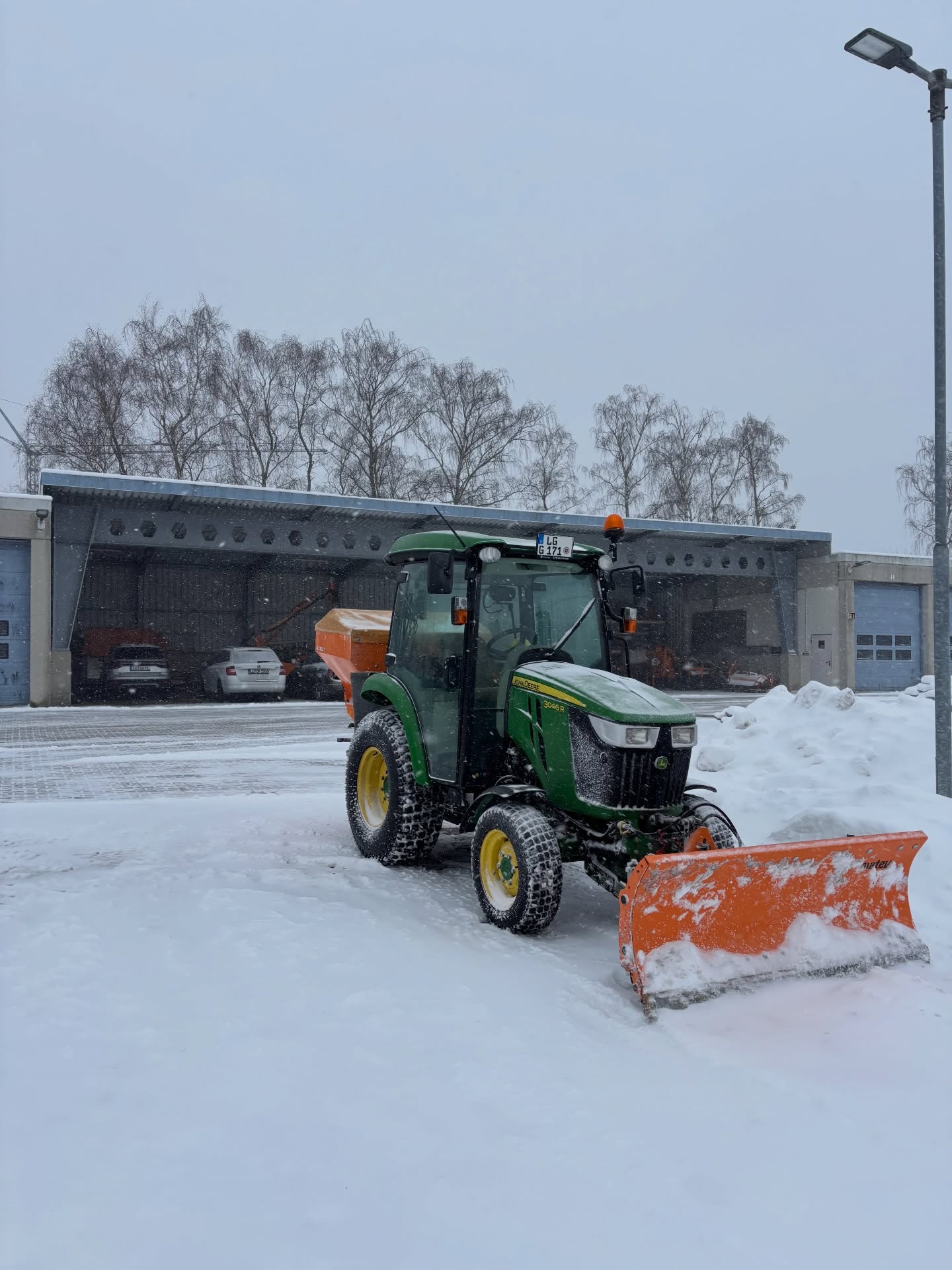 ❄️ Winterdienst von Die Gollo – zuverlässig, wenn es darauf ankommt 🚜
Seit November sind wir für unsere Kundinnen und Kunden im Einsatz.
Über 40 Winterdiensteinsätze bei Schnee, Eis und winterlichen Bedingungen.
Ob früh am Morgen oder spät in der Nacht –
wir sorgen dafür, dass Wege, Zufahrten und Flächen sicher nutzbar bleiben.
Verlässlich, umsichtig und mit einem starken Team im Hintergrund.
Darauf können Sie sich verlassen:
👉 Regional verwurzelt
👉 Technisch gut ausgestattet
👉 Einsatzbereit, wenn andere noch schlafen
Das ist Winterdienst von Die Gollo Garten- & Landschaftsbau.
#DieGollo #Winterdienst #Schneeräumung #Glatteis
#Zuverlässig Regional Einsatzbereit
GartenUndLandschaftsbau TeamDieGollo ServiceMitVerantwortung
SeitNovember Über40Einsätze