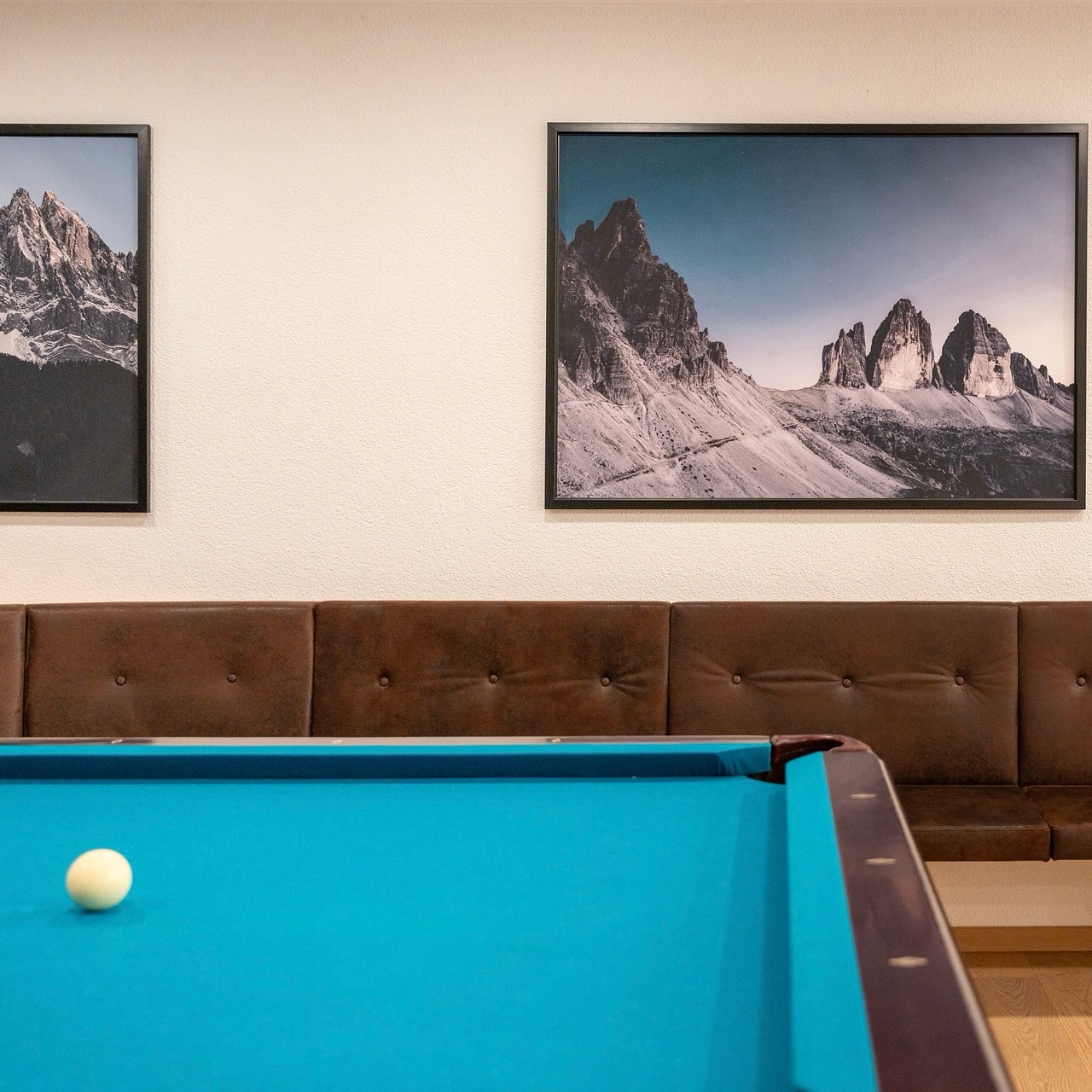 Evenings like these.
Outside, the weather turns quieter.
Inside, the game begins.
Our billiard lounge is a space to unwind - a private corner for conversation, a glass of wine, a cold beer or a cocktail of your choice, a match played without hurry.
Follow the Winter Olympics, a Champions League night, or simply your own playlist setting the tone.
No programme. No pressure. Just time together.
A small luxury, included in your stay.
#mineralmoments #mineralienhotel #mineralhotel #boutiquehotel #billiard #billiardroom #winterevenings #cozynight #eveningvibes #smallluxury #slowtravel #qualitytime #southtyrol #natz