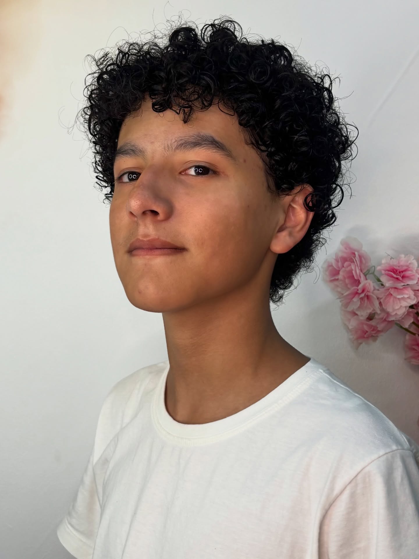 Corte masculino executado com precisão técnica, respeitando o caimento natural e a estrutura do fio. Contorno limpo, proporção equilibrada e acabamento que valoriza a presença e o estilo do cliente com elegância. 💓✂️
Agende seu horário.
📍| Silveira Martins, 2056, Panazzolo, Caxias do Sul
🩷| Corte - Tratamento - Mechas - Cor - Retoque de raiz - Tranças e todo o cuidado e atenção que você, cacheada, crespa, ou ondulada, necessita!