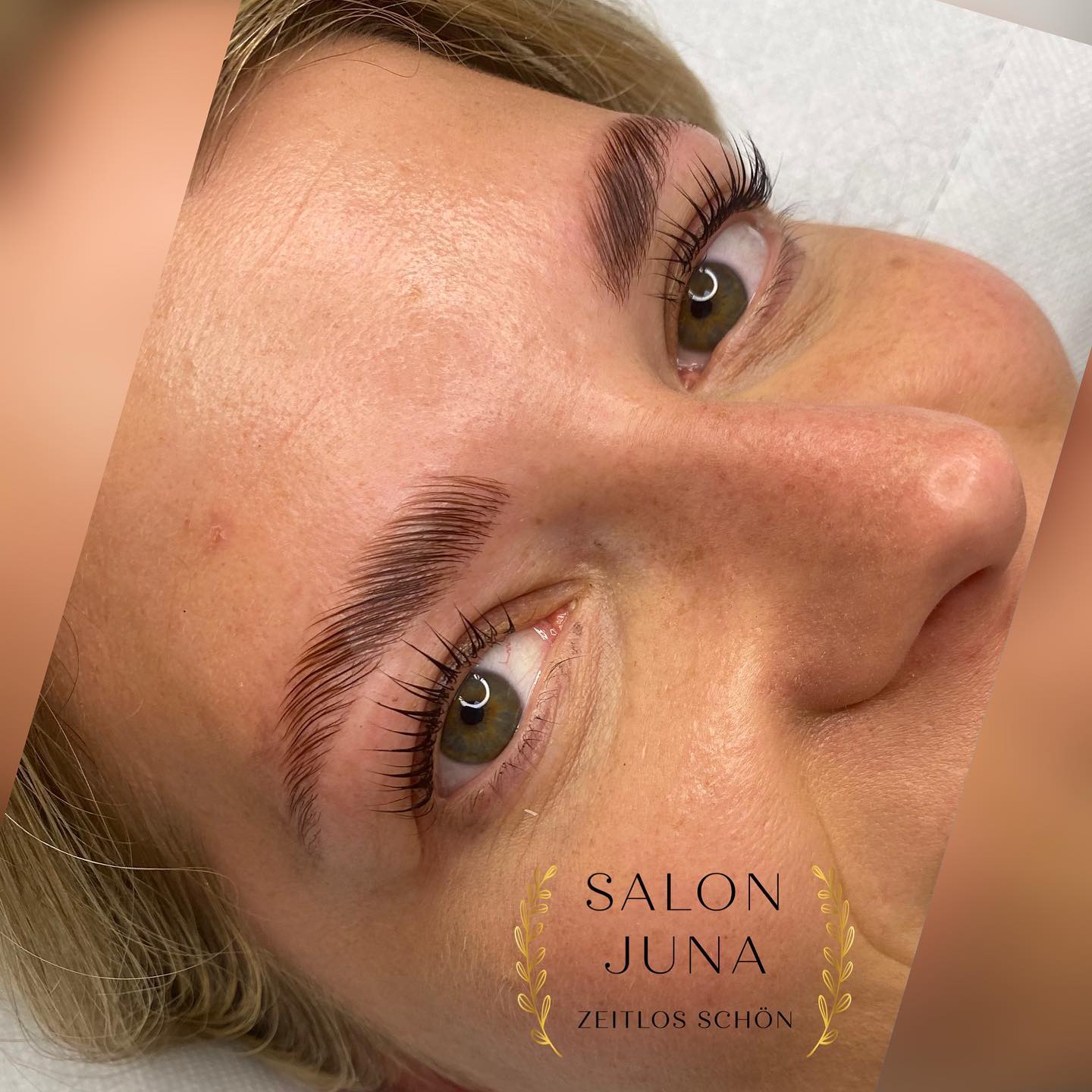 ✨ Brow & Lash Lifting – der natürliche Frischekick für dein Gesicht ✨
Sanft geformte Brauen und geschwungene Wimpern verleihen deinem Blick sofort mehr Ausdruck – ganz ohne Make-up. 🤍
Beim Lifting werden deine natürlichen Härchen sanft angehoben, fixiert und gepflegt, sodass sie wochenlang perfekt sitzen und voller aussehen.
Das Ergebnis:
🌿 ein offener, strahlender Blick
💫 gepflegte, definierte Brauen
💋 kein Mascara oder Styling nötig
Für alle, die Natürlichkeit mit Eleganz verbinden möchten.
Buche jetzt dein Brow- & Lash-Lifting bei Salon JUNA – Zeitlos schön und starte jeden Tag mit einem mühelos perfekten Look. ✨
#lashlifting #browlifting #browsbyjuna #salonjuna #zeitlosschön #beautyimallgäu #natürlichschön #augenbrauenlifting #wimpernlifting #browlove