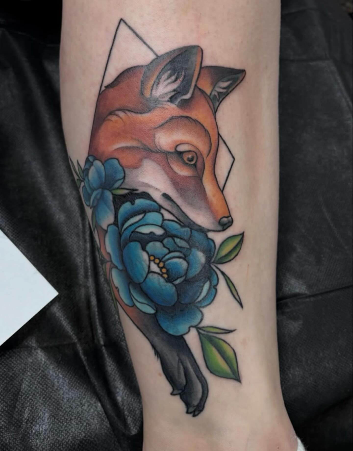Beautiful fox coverup tattoo from @renisanartist ! 🦊 🍃 Stop by on a Tuesday/Wednesday/Friday/Saturday to have a consultation and get on Ren’s books!
#ironwoodink #colortattoo #coveruptattoos #omahatattooshop #omahanebraska