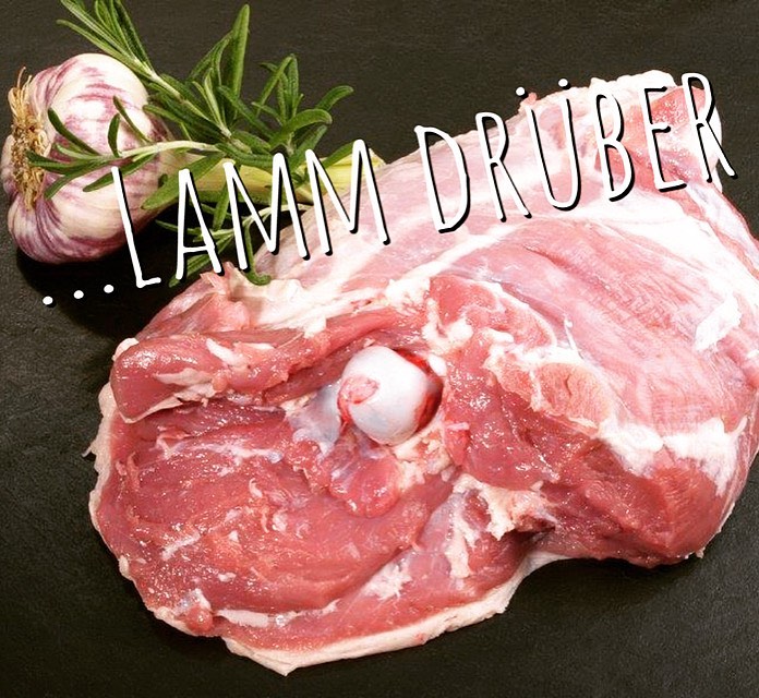 Frische Lammkeule mit Röhrenknochen aus Neuseeland
Die Lammkeule am Stück eignet sich perfekt zum Braten oder Schmoren. Durch den Knochen dauert der Bratvorgang zwar länger, aber der Fleischgeschmack ist intensiver.☝️
Die Lammkeule am Stück richtig zubereiten:❗️
Das Fleisch am Stück wird mit Salz und feinem Pfeffer eingerieben und dann von allen Seiten scharf angebraten. 🔝Das Fleisch mit Weißwein ablöschen und aus dem Bräter nehmen, dann das gewünschte Wurzelgemüse anbraten und die Lammkeule am Stück auf das Gemüse legen. 👈 Dann den Bräter bei 130-140°C in den Backofen schieben und gelegentlich Weißwein nachgießen. Nach ca. 2 Stunden sollte die Lammkeule mit Knochen fertig geschmort sein, dann müssen Sie nur noch die Soße pürieren und durch ein Sieb passieren. Fertig ist Lammbraten aus der Lammkeule mit einer feinen Soße. 😀Als Beilage empfehlen wir Rosmarin Kartoffeln.🤤
Für die Feststellung des Garpunktes machen Sie den Handtest. Dazu halten Sie den Daumen und den Mittelfinger zusammen und drücken mit dem Finger der anderen Hand auf den Handballen. Fühlt sich dieser etwas fester an, ist das Fleisch medium weich. Alternativ zur Handmethode bietet der Handel spezielle Thermometer zum genauen Messen des Gargrades an.
#lieblingsmetzger #besteslammfleisch #lammisteingenuss #fleischesslust #meatlove #naturpur #qualität #osterlamm
#fleischessersindbessereliebhaber #bbqlovers