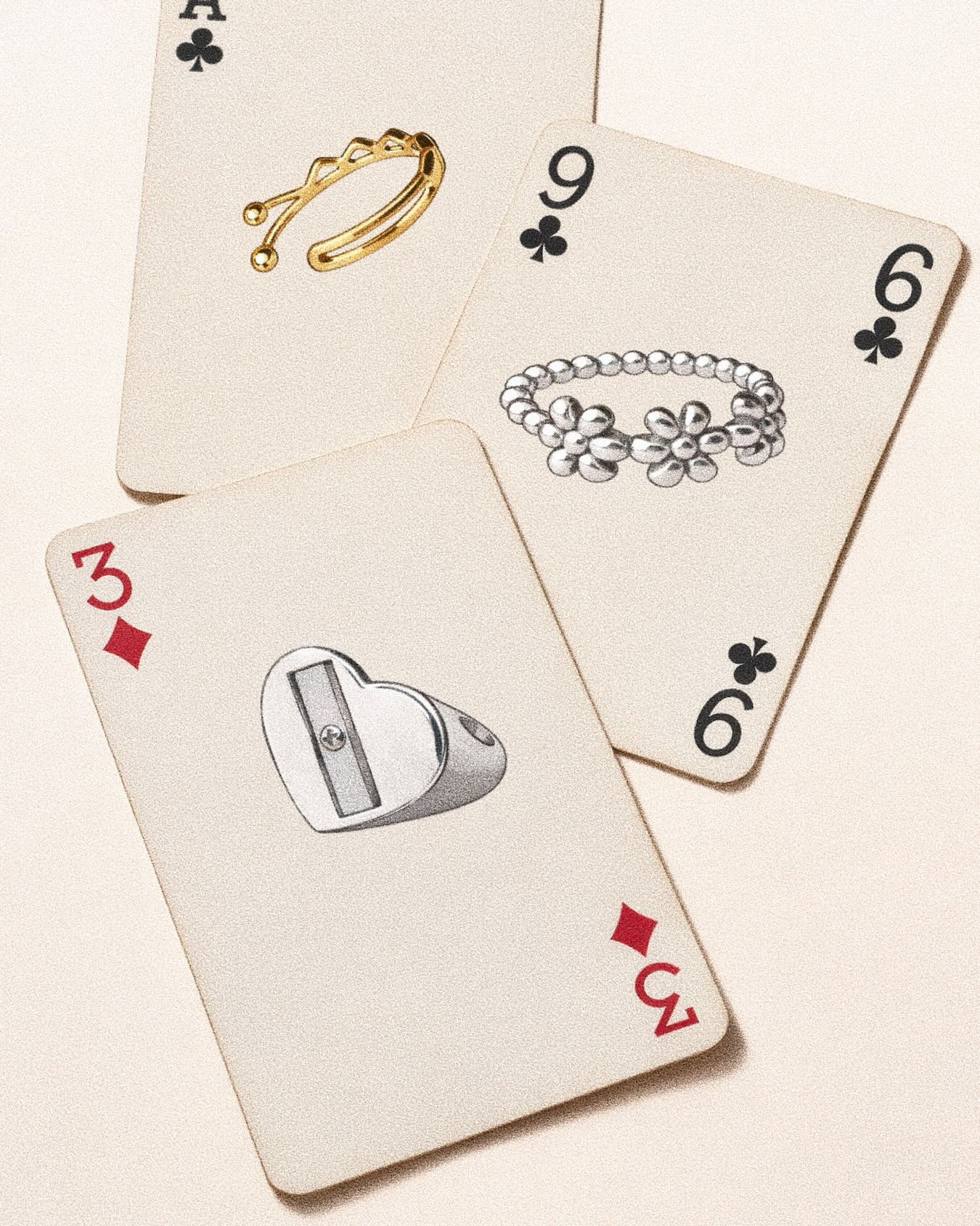 La vida es un juego… pero tú eliges la carta.
¿Team corazón filoso, flores eternas o corona dorada? 👑
Cuéntanos cuál jugarías y por qué. ♠️