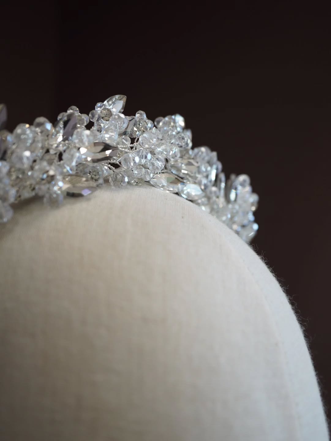 Al detalle.
#handmade #tiara #bridetobe #weddinghairpiece #tocadosnovia