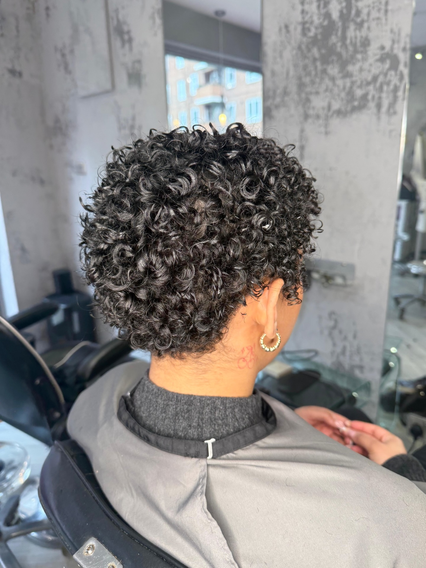 Big Chop Energy !! this is ‘the shortie’ service at its finest 🙌🏼 serving structure, minimalist & complete intention , love love love ! swipe to see the before and the journey x
#curltalk #curlyhairspecialist #london #explore #curlypixie