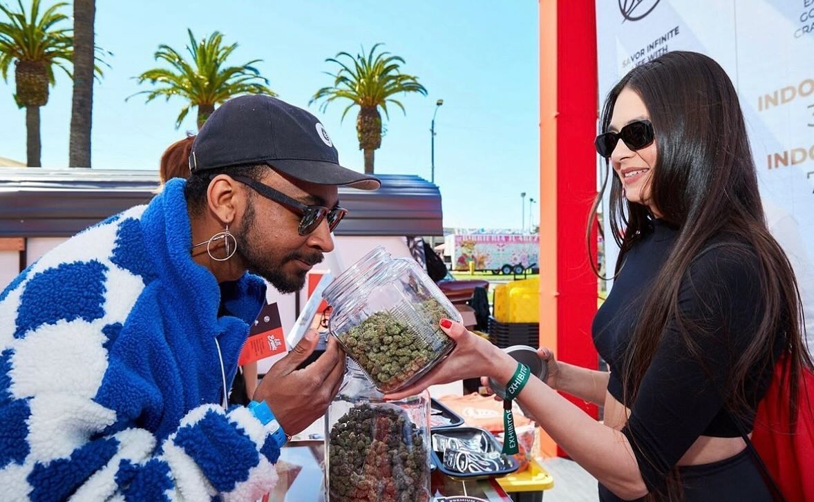 Cannabis…
Gods creation, healing a nation.
Deep gratitude for all who have fought for the plant,
For the people…
For the earth…
For the healing.
Bless those that love, and share the herb,
Bless those that care for the herb,
And may the herb bless you, in return
-The Marijuana Medium
🌻🌱
#poetry #plantmedicine #medicinewoman #hallofflowers #themarijuanamedium