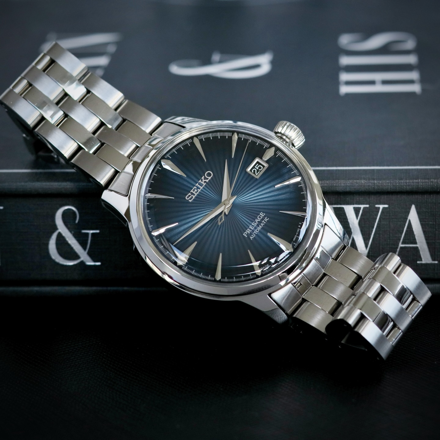 No specific reason. No particular message. Just that we made it to Friday and I’m ready for a 🍸🍹
⌚️: @seikowatchofficial Presage “Cocktail Time” (ref. SRPB41)
#watchenthusiast #watchcollector #seiko #seikopresage #watchfam