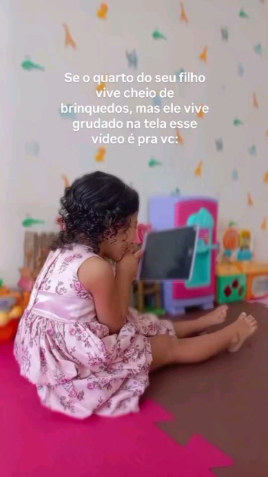 Quarto cheio de brinquedos.
Brinquedoteca montada com todo carinho.
E, na maior parte do tempo, a criança está na tela.
Muita mãe e muito pai se culpam e acham que é o único jeito de conseguir tomar banho, trabalhar, fazer comida, respirar um pouco. Não é falta de amor, eu sei. É sobrevivência: a tela virou a babá possível de uma geração de adultos exaustos. Só que do lado da criança, o cérebro se acostuma com:
- estímulo rápido
- recompensa imediata
- zero esforço pra criar
- zero frustração
Enquanto os brinquedos “de verdade” pedem:
- tempo
- paciência
- tentativa e erro
- lidar com tédio
- usar o corpo inteiro
Não é que seu filho “não gosta de brincar”. É que, comparado com a tela, o brinquedo parece lento demais.
Meu convite é simples (e possível):
- escolha 20–30 minutos do dia pra serem sem tela;
- avise antes qual vai ser esse horário;
- sente no chão com ele por 10–15 minutos, de verdade, sem celular;
- ofereça poucos brinquedos, não o quarto inteiro;
No começo pode vir tédio e irritação, mas se você sustentar por algumas semanas, começa a ver a “mágica”:
- mais invenção
- menos birra
- brinquedos voltando a fazer sentido
Não é milagre. É cérebro respondendo a vínculo e presença.
👉🏼 Se mesmo assim seu filho fica muito irritado, ansioso ou agressivo sempre que a tela sai de cena, talvez seja hora de olhar pra isso com mais cuidado. Na terapia infantil, a gente também trabalha essa relação com telas, tédio e autocontrole.
Salva esse post pra lembrar nos dias em que parecer mais fácil entregar o tablet e se culpar depois.
#psicologiainfantil #zerotelas #desenvolvimentoinfantil #maternidadereal #terapiainfantil