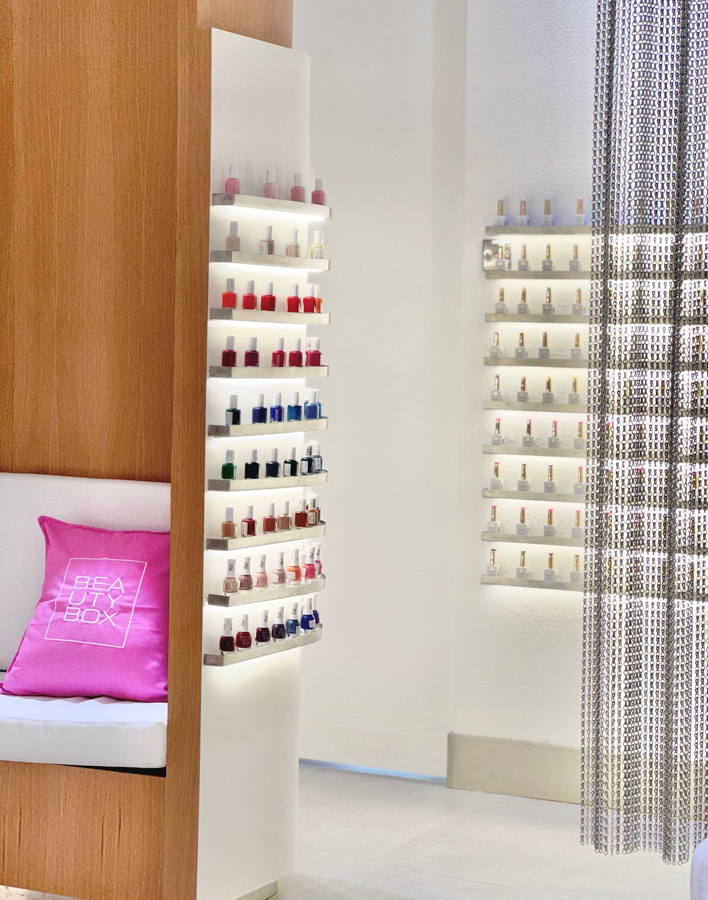 Your go-to salon in Doha! 💕
#BeautyBoxQatar #DohaSalon #QatarBeauty #SelfCareQatar #GlowUpDoha