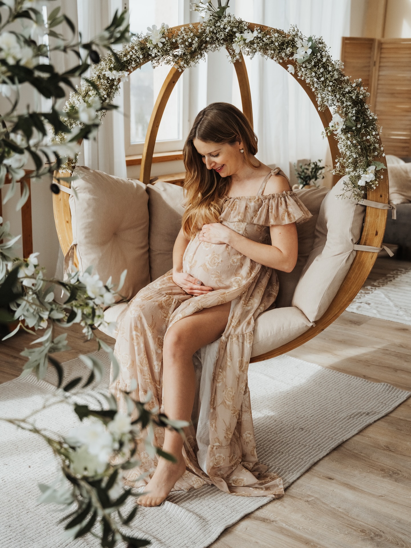 Spring is finally here — the season of renewal, hope, and new beginnings 🌸✨
Nature is waking up, everything is in bloom, and the sunshine feels a little warmer each day… and at the same time, a tiny new life is growing inside you. 🤍
Spring might just be the most beautiful season for moms-to-be — as the world comes alive, so does the incredible miracle within you.
Every blossom, every soft breeze, every birdsong is a reminder of how magical life truly is. 🌷🌿
📸 @veledszep
#springvibes #momstobe #newbeginnings