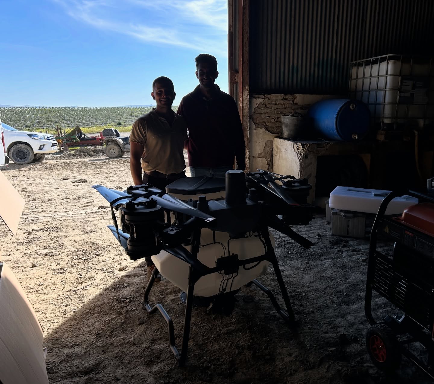 Entrega de DRON DJI AGRAS T100 para nuestro amigo Emilio. Estamos seguros que le sacarás el máximo rendimiento en tus plantaciones de olivar y almendro. Quieres comprarte un dron y no sabes dónde?? En AGRODRONESHN te ofrecemos desde tu dron agrícola, hasta tu formación necesaria para que puedas salir al campo a volar sin preocupaciones. #dji #djiagras #t100 #dron #españa