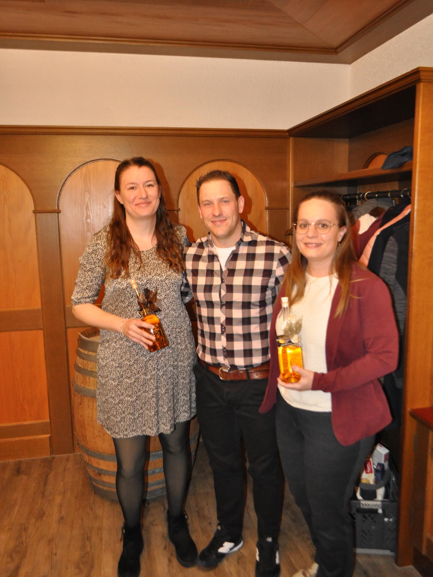 Gestern Abend durften wir unsere 36. GV im Restauramt Adler in Kleinwangen abhalten. 😃
Wir dürfen auf ein tolles Vereinsjahr mit vielen Highlights zurückblicken. Besonders das Musikfest in Sursee @soorsi2025 bleibt uns in bester Erinnerung 🥇❤️
Zudem durften wir drei Mitglieder speziell ehren:
20 Jahre, Aktiv-Ehrenmitglieder: Nadja Weibel & Manuela Notter
45 Jahre: Elmar Lang
Wir gratulieren euch herzlich und freuen uns auf viele weitere Jahre mit euch in der HMH! 🙌🏼
Ausserdem durften wir Marion Mauderli in unseren Verein aufnehmen. Wir heissen sie herzlich Willkommen und wünschen ihr eine tolle Zeit bei uns. 🤩
Nun starten wir mit den Vorbereitungen für das Eidgenössische Musikfest 2026 in Biel. Wir sind motiviert, am 14. Mai 2026 unser Können zu zeigen und freuen uns sehr auf diesen besonderen Anlass!
#hmh #harmoniemusikhitzkirchertal #generalversammlung #ehrenmitglieder #emfbiel