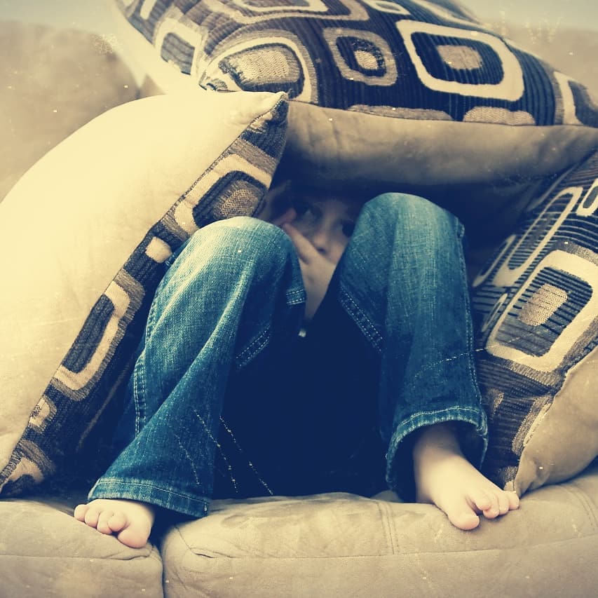 ☀️Quello che c'è da sapere sulla paura
La paura è un emozione che produce un’attivazione fisiologica molto elevata, questo al fine di incoraggiare l’evitamento e la fuga da situazioni pericolose.
Inoltre, facilita l’apprendimento di nuove risposte, che mantengono la persona lontana dal pericolo.
Quindi da questo punto di vista la paura è un emozione biologicamente sensata.
Questo è un momento di paura, paura di questo virus, del contagio, dell'incertezza, della morte... di perdere tutto.
Questo fa nascere una grande tensione interiore, legata a una preoccupazione per la propria sicurezza o salute.
Oggi sappiamo che le nostre emozioni e sensazioni influenzano l’intera fisiologia stimolando o deprimendo il sistema immunitario... Questo vuol dire che, quando si entra in uno stato di paura protratto nel tempo, il nostro sistema, limita i comportamenti di crescita entrando in una modalità protettiva.
Questo ci rende più attaccabili da virus e batteri perchè la risposta del nostro sistema immunitario è indebolita.
A questo proposito quindi è utile:
Esaminare la qualità e il tipo di messaggi a cui ci si espone e valutare se essi sono effettivamente utili o se invece alimentano la paura.
Adottare giusti pensieri e comportamenti non solo esteriori, ma soprattutto interiori, capaci di riportarci a noi, laddove giace tutta la nostra energia vitale, quel potenziale emozionale che ci consente di vivere in serenità.
Il coaching mette e a disposizione una serie di strumenti molto efficaci per trasformare la paura in uno stato di pace interiore al fine di ritrovare vitalità e consentire alle persone di superare meglio questo momento.
Contattami in privato per qualsiasi informazione .
.
.
.
.
#crescitapersonale #cominciamoalmeglio #consapevolezza #coscienza #capire #stress #paura #cagliari #casteddu #migliorarsi #evoluzione #coachingsardegna #coachingcagliari #instacagliari #sardegna