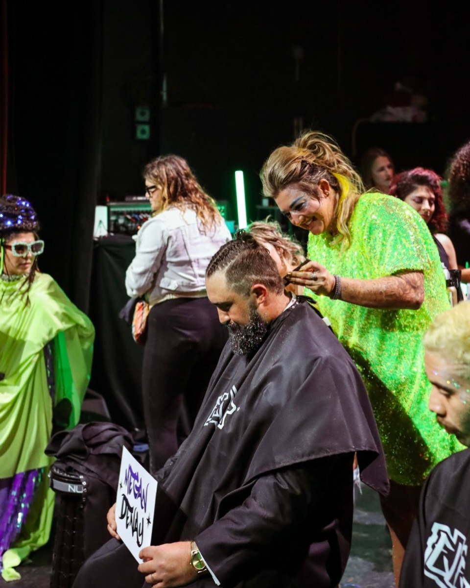 So proud of Megan who ROCKED the stage at ELEVATE 🛸
Her skills are amazing + who doesn’t love a glittery beard ✨
Crushed it 🤘🏻💚
#elevatehair #avedaartist #luminhairstudio #nola