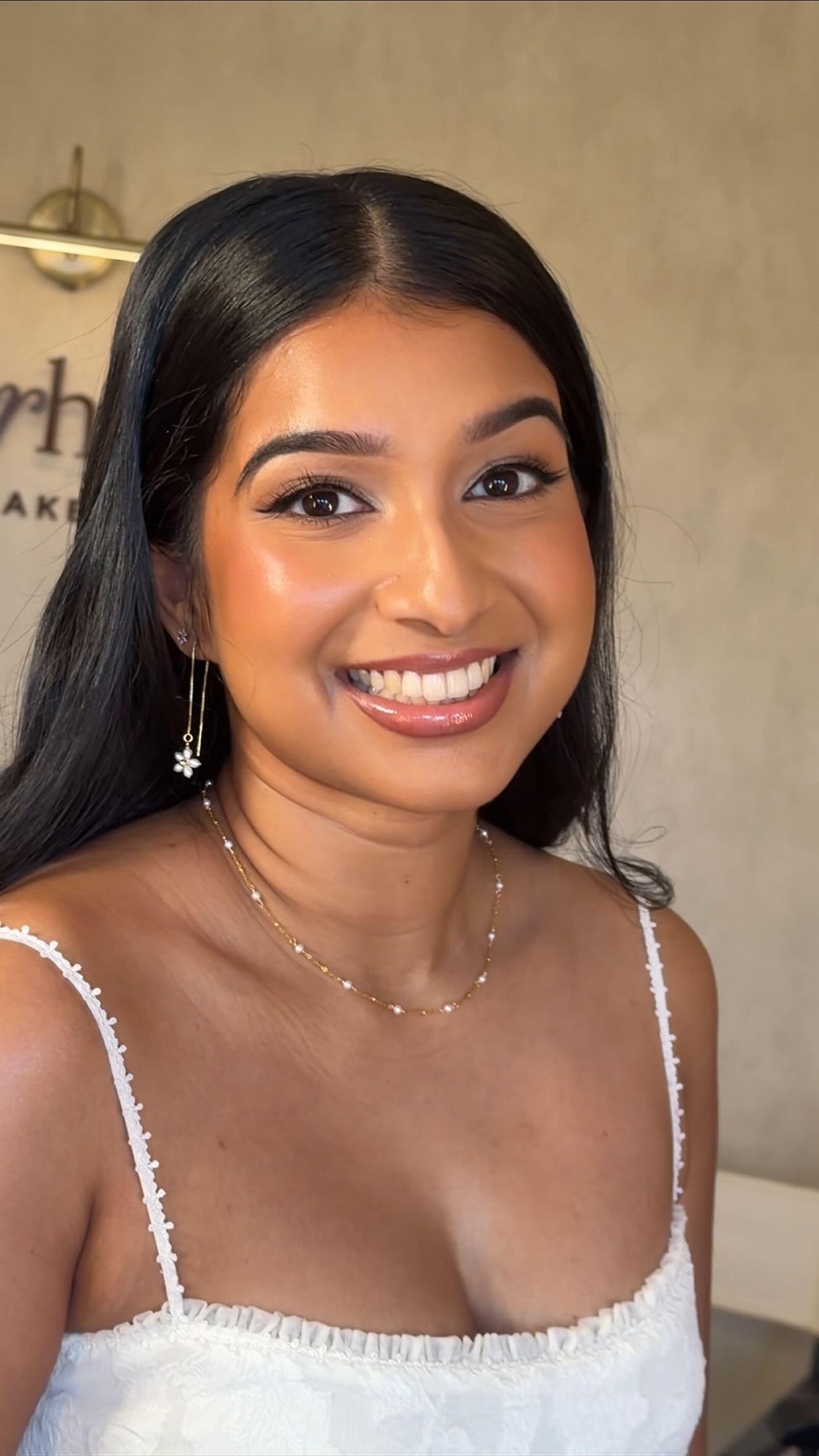 Okay brides to be, buckle up!!👰🏻♀️😅
1) I cannot fix skin you’ve traumatised the week before.
If you suddenly decide to try three new acids, dermaplane at home and scrub your face like you’re sanding a wall… that’s between you and your barrier.
Makeup enhances. It does not perform miracles over inflamed skin.🧪
2) I cannot make heavy texture disappear.
Pores, lines, acne, real skin — it’s normal. I can soften, refine and balance beautifully… but if you’re expecting FaceTune in real life, we need a quick reality check. Skin is skin.
3) I cannot stop creasing if you smile or frown through setting spray.
You move. It sets. It creases. That’s the order of events. 💦
All my favourite wedding skin prep products are linked in my Amazon storefront in my bio! 🔗📰🛒