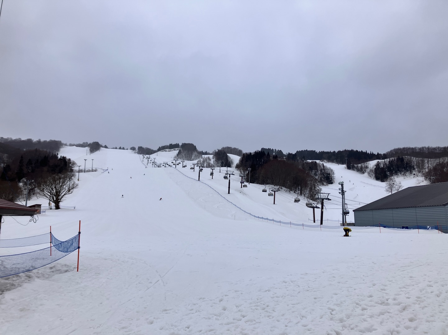2026.02.24 矢島スキー場⛷️
すっかり春☘️
硬く圧雪された上に
ザラメのコンディション🤔
エッジ噛まないのに
スピードは出るから
抑えてターンです🥺