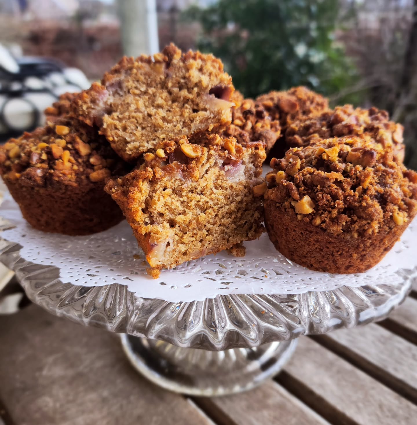 Gisteravond kwam ik thuis met iets bijzonders.
Een getalenteerde smid en gepassioneerde zuurdesembakker schonk mij een deel van zijn 10 jaar oude starter. Daarbij kreeg ik niet alleen een prachtig zuurdesembrood, maar ook een volledige set notities om mij op weg te helpen in mijn eigen zuurdesemavontuur. Duidelijke uitleg. Praktische tips. De soort gulheid die je niet snel vergeet. 🩵
Natuurlijk heb ik hem meteen gevoed.
(de starter uiteraard) 😉
En zoals elke zuurdesembakker weet, betekent voeden ook discard. Mijn hoofd begon meteen te malen over wat ik met die discard kon doen, tot ik me het nieuwste recept van mijn favoriete foodblogger Nagi van @recipe_tin herinnerde. Haar peach crumble muffins stonden nog vers in mijn gedachten en voelden als het perfecte vertrekpunt. Dus ik paste het recept lichtjes aan en verwerkte mijn zuurdesem discard in het beslag.
Het resultaat is een heerlijk smeuïge muffin met een zachte, subtiele zuurdesemtoets onder de zoetheid. Geroosterde pecannoten zorgen voor warmte en een nootachtige diepte. Sappige perzikstukjes smelten lichtjes in de kruim. Zoet, maar mooi in balans. Comfort zonder zwaar te worden.
Op zijn best warm uit de oven, wanneer de crumble nog een lichte crunch heeft en de perziken hun geur door de keuken verspreiden.
Nu vraag ik me af of deze misschien een plaats verdienen in de Suikerbekkie ontbijtboxen deze zomer.
Wat denk jij?
#suikerbekkietraktaties #zuurdesemstarter #zelfgebakken #ontbijtinspiratie #zomersegebak