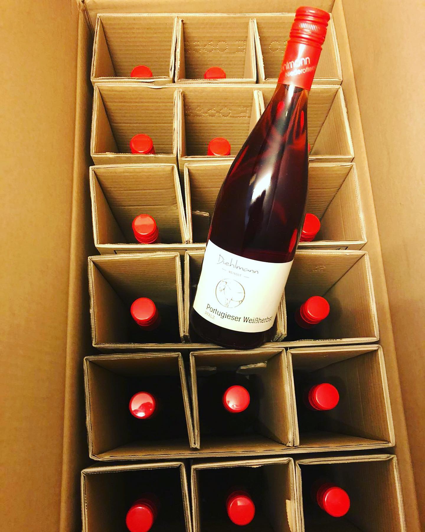 Puh...da hatte der Osterhase ganz schön zu schleppen!
...aber er hat es trotzdem noch rechtzeitig geschafft! Allen ein schönes Osterfest! 🐣🌷🌼🐰🍷 #_instagram_ #redwine
#winelover
#lieblingswein
#ilikewine
#pinkwater
#rosé
#ladywine
#womenwine
#wineforwomen
#veganwine
#hamburg
#münchen
#hannover
#berlin
#weinglas
#wineglass
#hip_hip_rose
#pfalz
#pfalzlust
#süw
#heimatliebe
#100prozentpfalz
#lustauflandau
#lustaufsuew
#lustaufpfalz
#zumwohldiepfalz