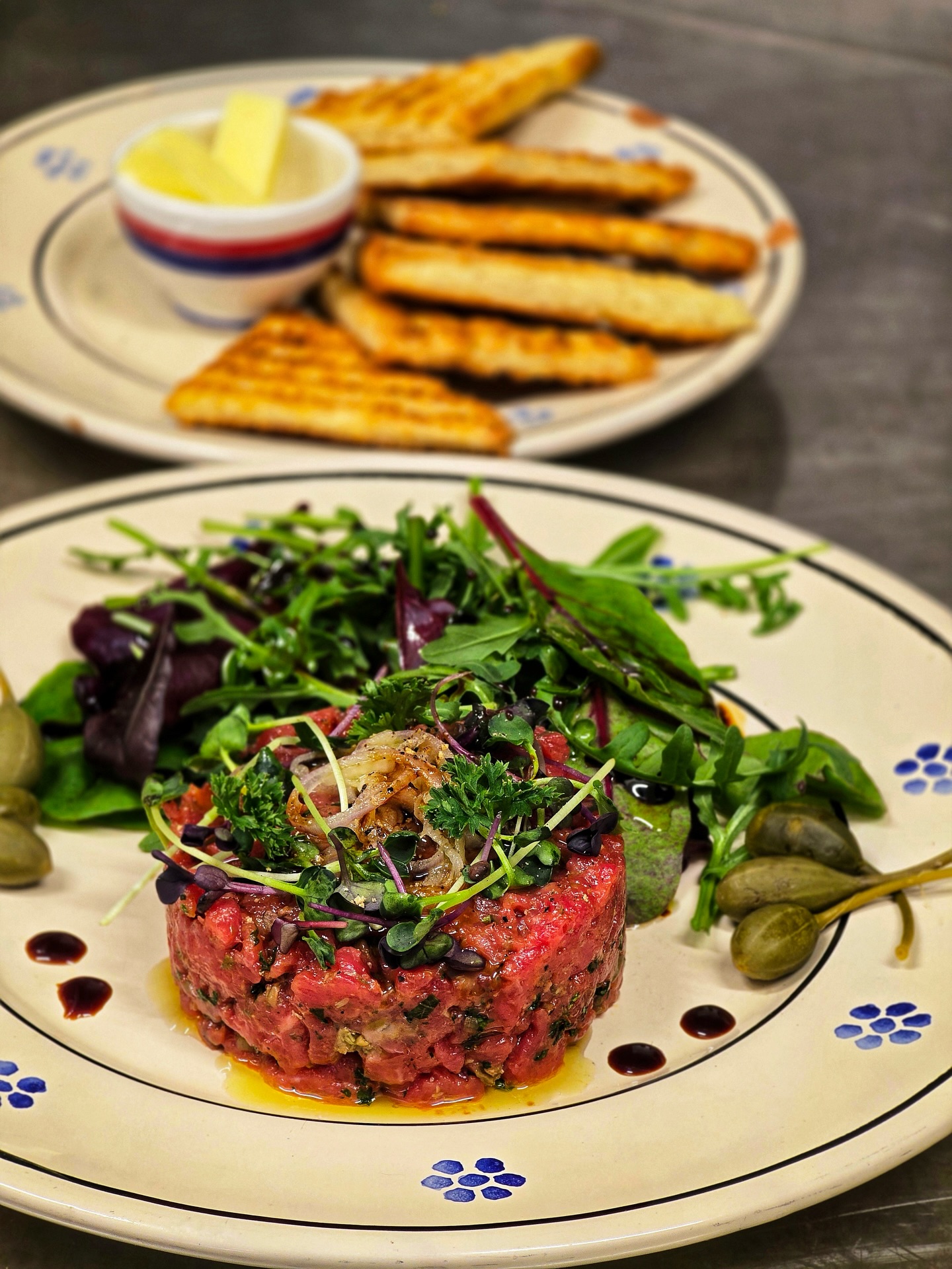Tartare di manzo al coltello🤩, pane tostato ancora caldo🥵 e un tocco di burro che si scioglie piano piano.😏
Semplicità che diventa eccellenza🥹
OGNI MERCOLEDÌ⏰