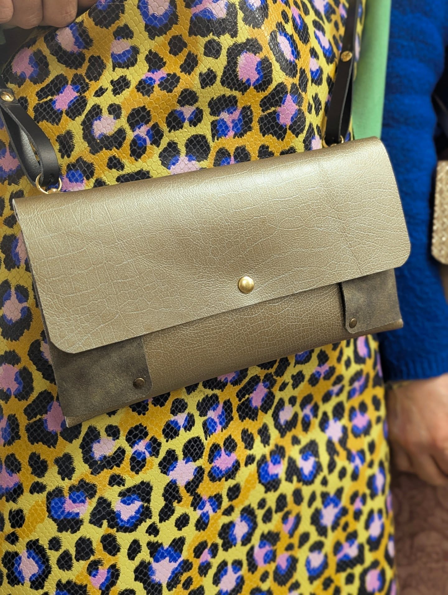 ✨ Les sacs Zaho de février ✨
Quel mois incroyable à l’atelier…
Retour en photos, des éclats de rire, de la concentration, des gestes appliqués, des hésitations vite transformées en fierté 😍
En février, vous avez été nombreuses à venir fabriquer votre sac banane Zaho.
Chacune avec votre personnalité, vos choix de cuir, vos associations de couleurs… et à la fin, des créations uniques, qui vous ressemblent tellement 🤎
Merci du fond du cœur à :
Christelle, Corinne, Claire, Emilie, Hélène et sa fille, Sandrine, Catherine et Patricia...
Merci pour votre confiance, votre bonne humeur et ces si beaux moments partagés autour du cuir. C’est toujours un privilège de vous voir repartir fières de votre sac, fait de vos mains...
Et bonne nouvelle…
Les plannings des ateliers de mars, avril et mai sont en ligne depuis aujourd’hui !
Si vous aussi vous rêvez de fabriquer votre propre Zaho (ou un autre modèle 😉), les inscriptions sont ouvertes. Les places sont volontairement limitées pour garder ces moments doux et privilégiés à l’atelier.
A bientôt, à l'atelier
Marion
#ateliermaroquinerie
#saccuir
#pochette
#atelierartisanal