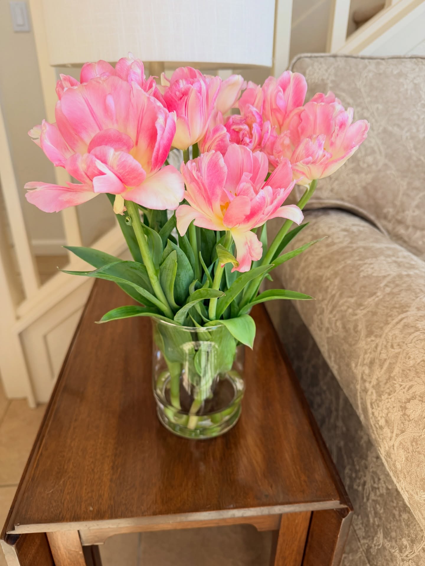 So thankful to @nevefarms for reminding me tulips only need an inch of water in their vase.
I got these on Saturday at the @napafarmersmkt and they are still going strong!
Yep, Iām getting more this week!
See you Saturday from 8 to noon.
#tulips #spring #napafarmersmarket