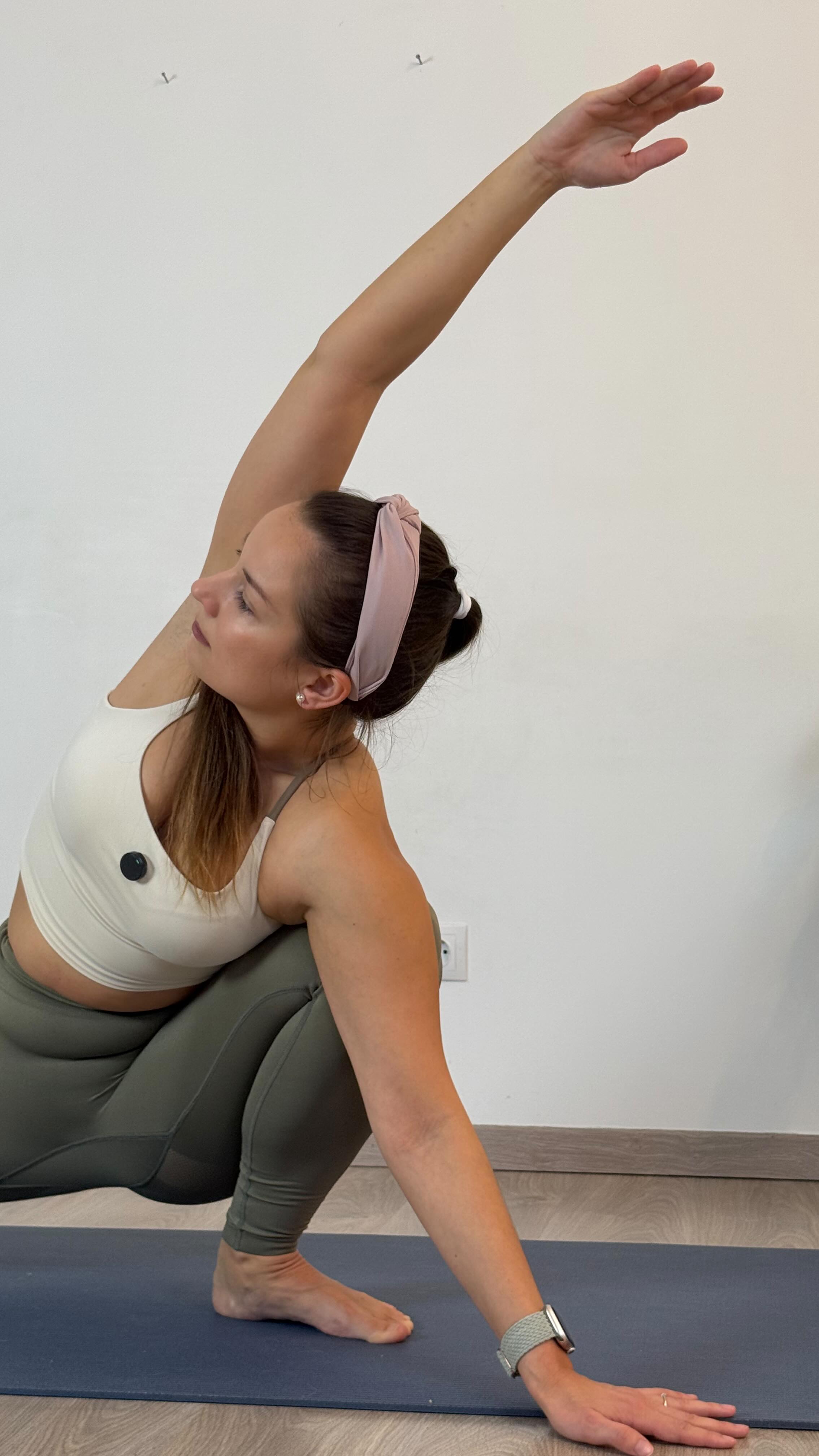 Ez egy JEL. 👀
Ha valami hiányzik az életedből...
...valószínűleg a jóga az.
Színesebbé teszi a mindennapjaidat. 🌈
Ráarádul, ha jógázol a tested nyugodtabb.
az elméd tisztább.
A napjaid... egyszerűen szebbek, jobbak, örömtelibbek.
Mindezt megtapasztalhatod akkor is, ha nem gyakorolsz mindennap 1,5 órát.
Már 5 perc is elég.
Csak te és a jógaszőnyeged. Otthon. Ma. Most.
Elkezded? 🤍
Több mint 50 jógavideó vár a Yoga&Wellness Clubban
Link a BIO-ban! 💚
#jóganőknek #öngondoskodás #jógaotthon #színesélet #változás