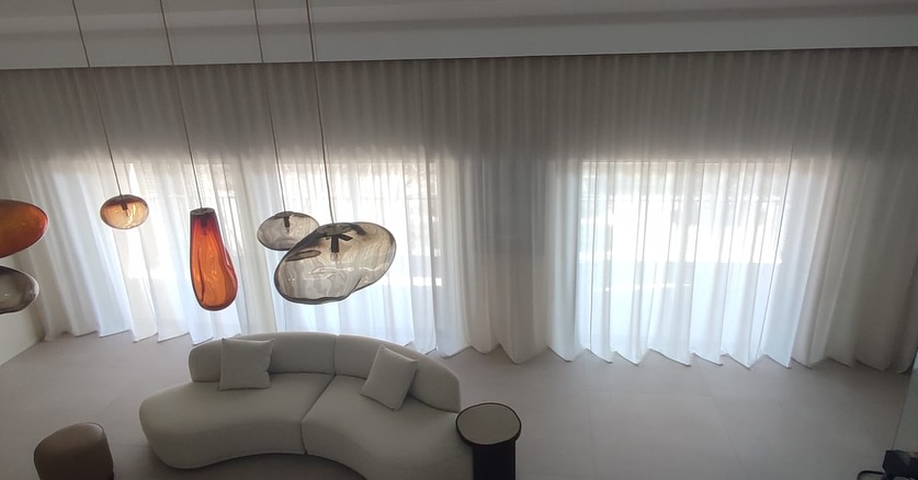 Chantier en collaboration avec l’atelier @anne_fri
Salon
Tissu @verona.premium
Rideaux wave avec rail motorisé Silent Gliss
Salle à manger
Tissu @verona.premium
Chambre parentale
Rideaux montés wave rail Silent Gliss
Tissu @carluccibyjabanstoetz Paisley
Chambre 1
Tissu @verona.premium
Chambre 2
Rideaux montés wave Silent Gliss
Tissu @carluccibyjabanstoetz Wild Unknown
Salle de bain
Rideaux montés wave Silent Gliss
Tissu @chivassobyjabanstoetz My Time