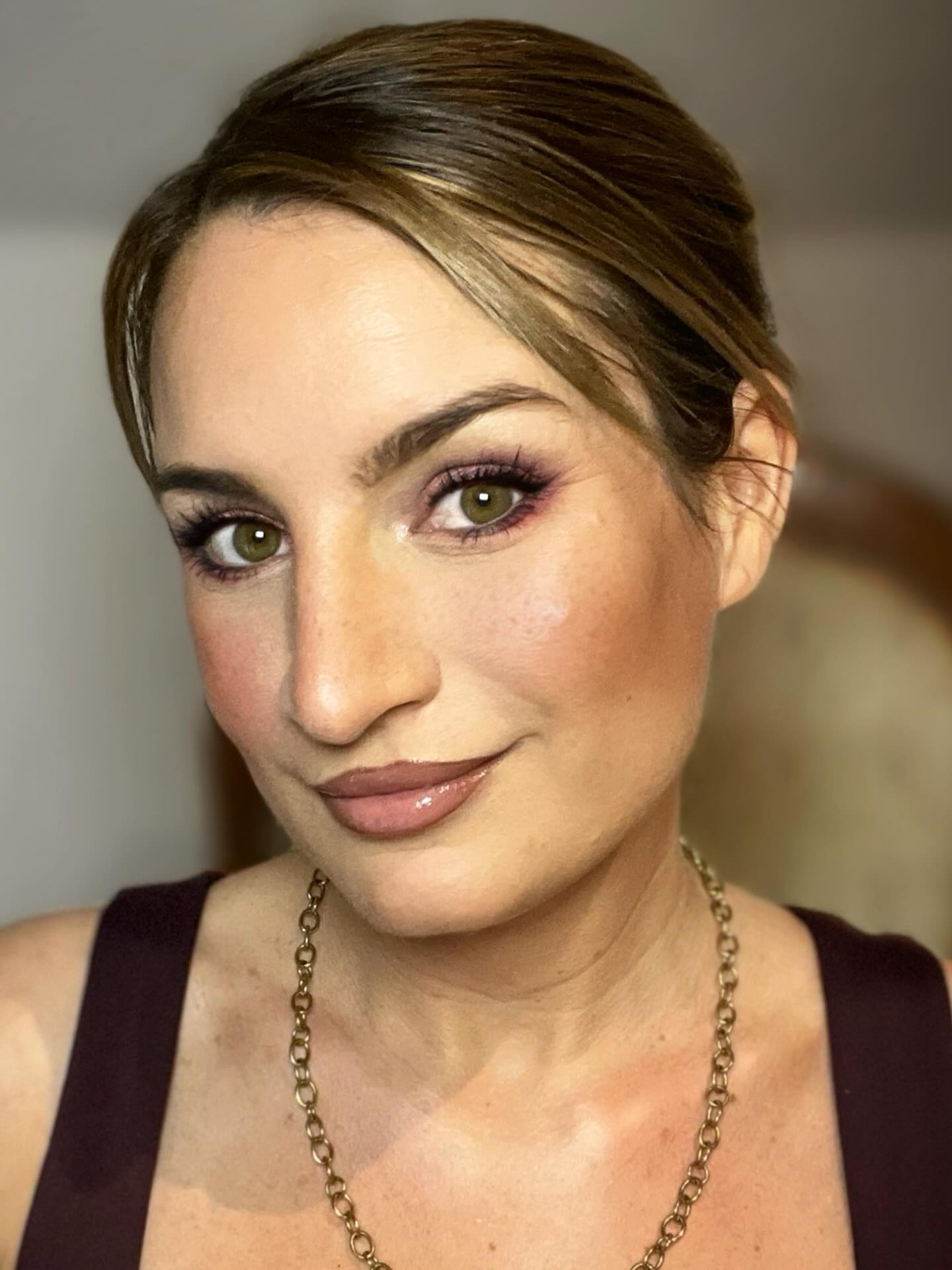 POV: This look was never meant to be taken a picture of for Instagram. 🤍✨
Anyway, what started as a spontaneous GRWM turned into one of my favorite soft-glam moments. Effortless glow, defined eyes, glossy lips – sometimes the unplanned looks hit different.
@catrice.cosmetics Amsterdam Edition just feels right.
Special thanks to @rim_zemuye again I definitely used a few of your tips ✨
Would you wear this for a city stroll or a night out?
#GRWM #AmsterdamEdition #SoftGlam #GlowyMakeup #EffortlessBeauty #MakeupArtistLife #BridalInspired #CleanGirlAesthetic #GlowUp #MakeupLover #CityVibes #UnplannedMoments #MUA #MakeupDetails #BeautyInspo#makeupartiststuttgart #essencecosmetics #catricecosmetics