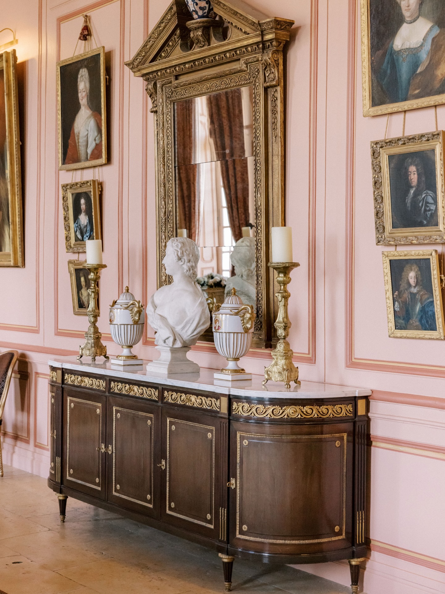 At Château du Grand-Lucé, every corner whispers old world romance. Light spills across gilded mirrors, tapestries, and timeworn stone, wrapping each moment in history. The right atmosphere turns wedding photos into something lasting, layered with emotion and depth.
I am endlessly drawn to that kind of charm, to French interiors that feel rich with stories and memory. If you are dreaming of a château wedding in France, where beauty and meaning live in every detail, I would be honored to capture it for you. 🩷 @chateaudugrandluce
.
.
.
#FranceDestinationWedding
#ChateauWeddingFrance
#Franceweddingphotographer