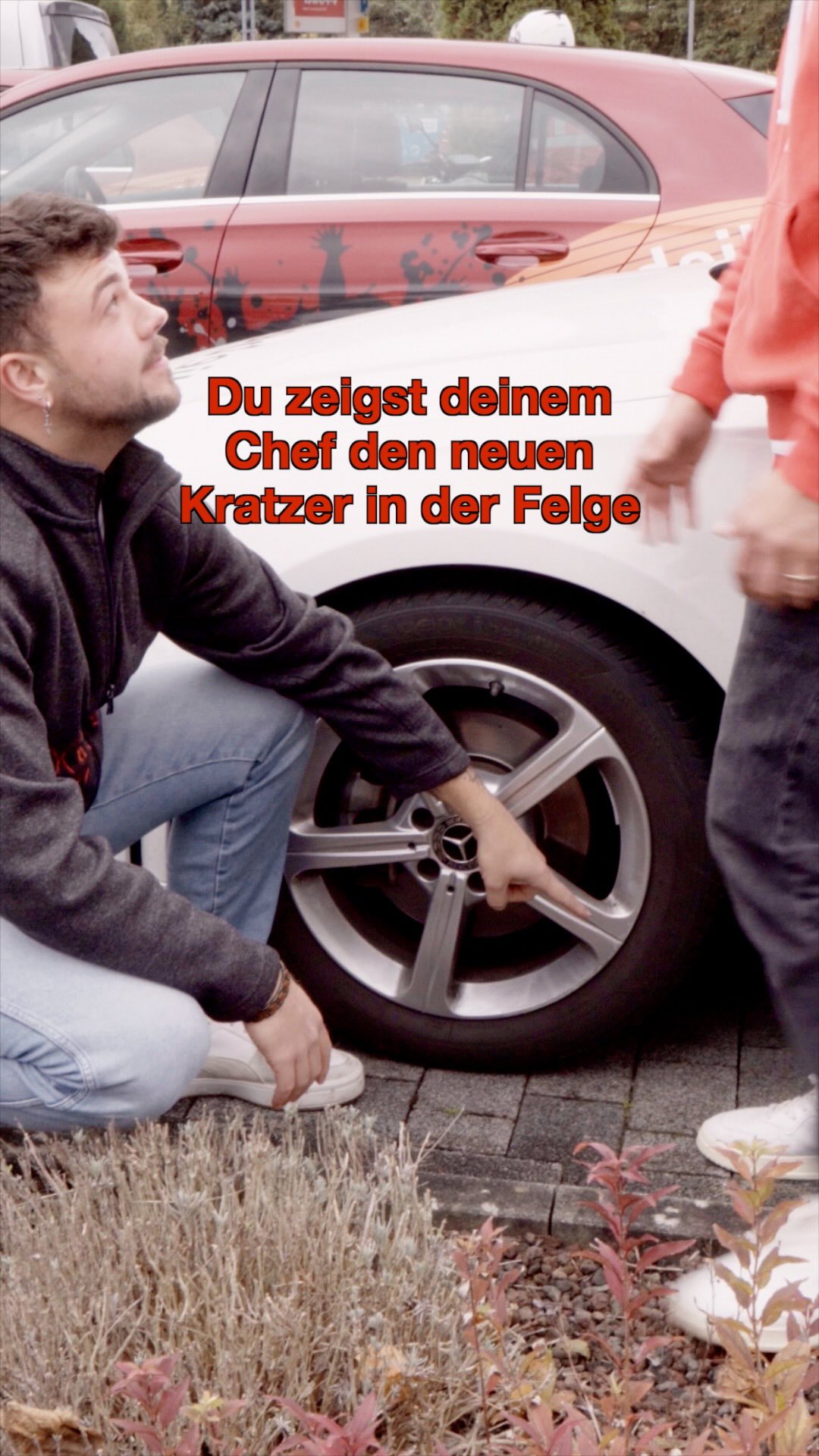 POV: @julian.0498 kommt mit „Chef… ist nur ein kleiner Kratzer“ um die Ecke..
Manche erwarten Drama.
Wir liefern Charakterentwicklung. 😎
Bei uns eskaliert höchstens der Humorlevel –
nicht die Personalgespräche.
Andere verteilen Schellen.
Wir verteilen Führerscheine. 🚗🔥
Und ja… wer bei Fahrschule Bieber arbeitet,
weiß:
Hier gibt’s mehr Teamliebe als Kratzer in der Felge 🫶
#fahrschulebieber #fahrschuleaschaffenburg #führerschein #fahrschule #lieberzubieber